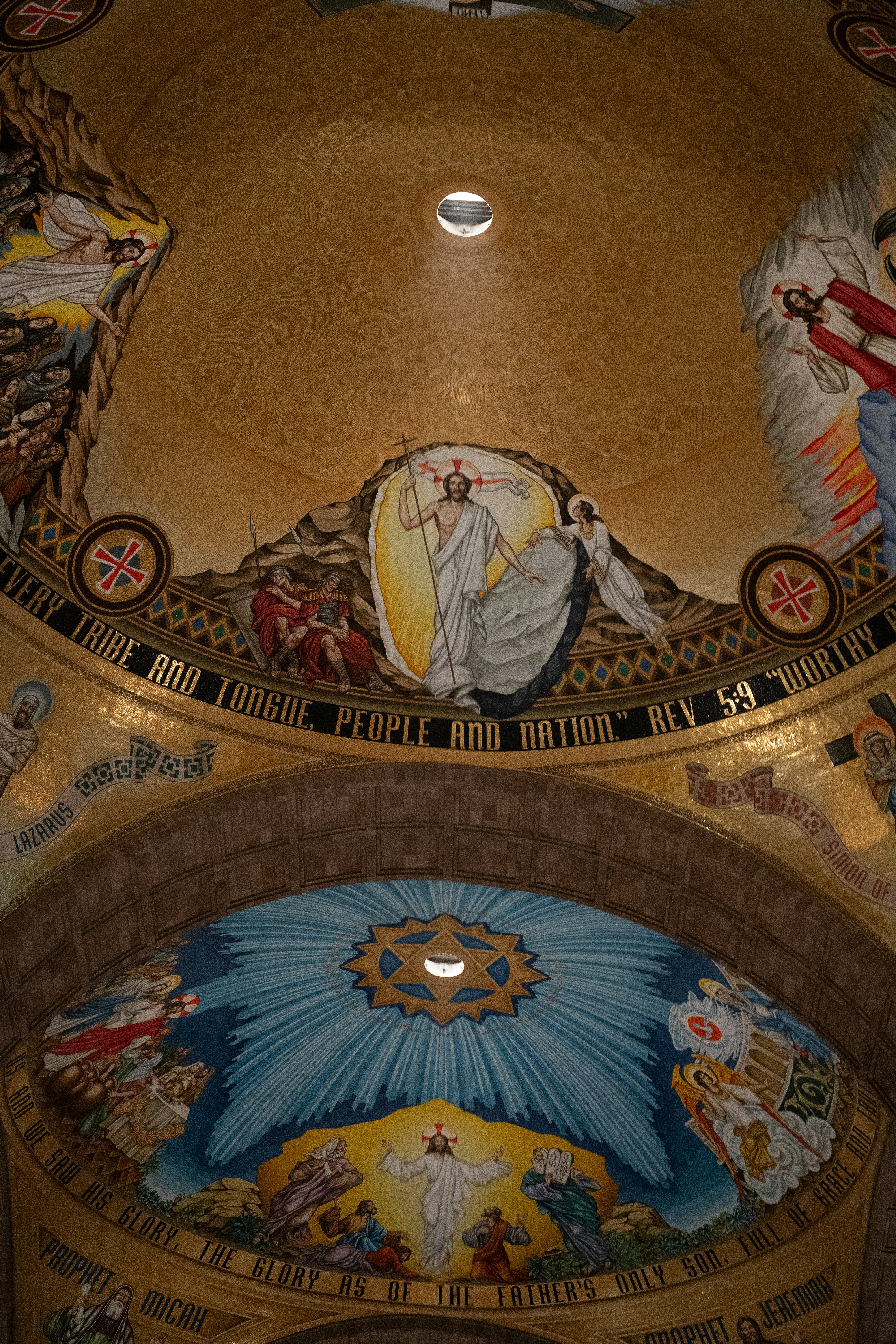 Le plafond d’une église avec des peintures dessus