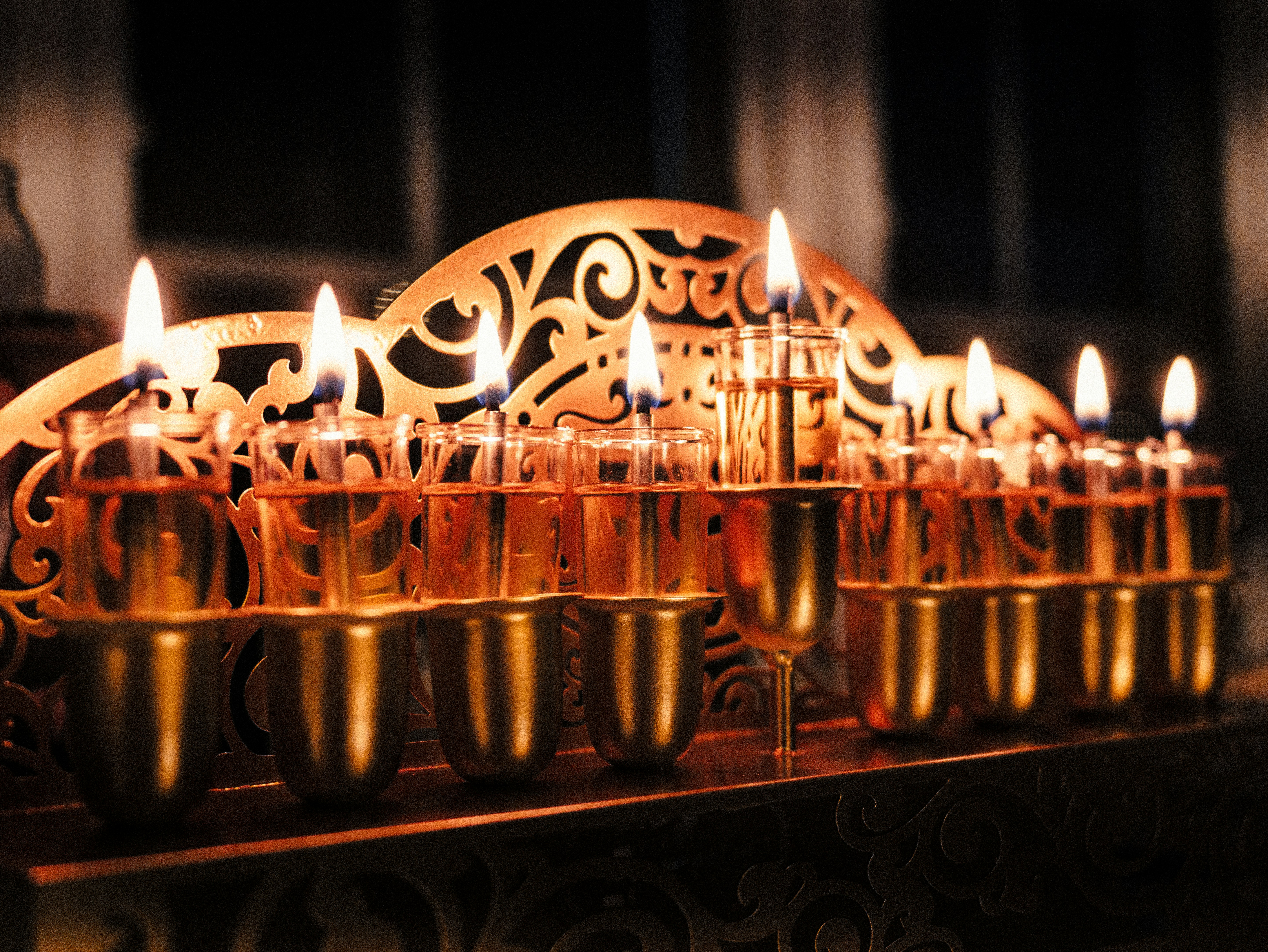 Una fila di candele accese sedute sopra un tavolo