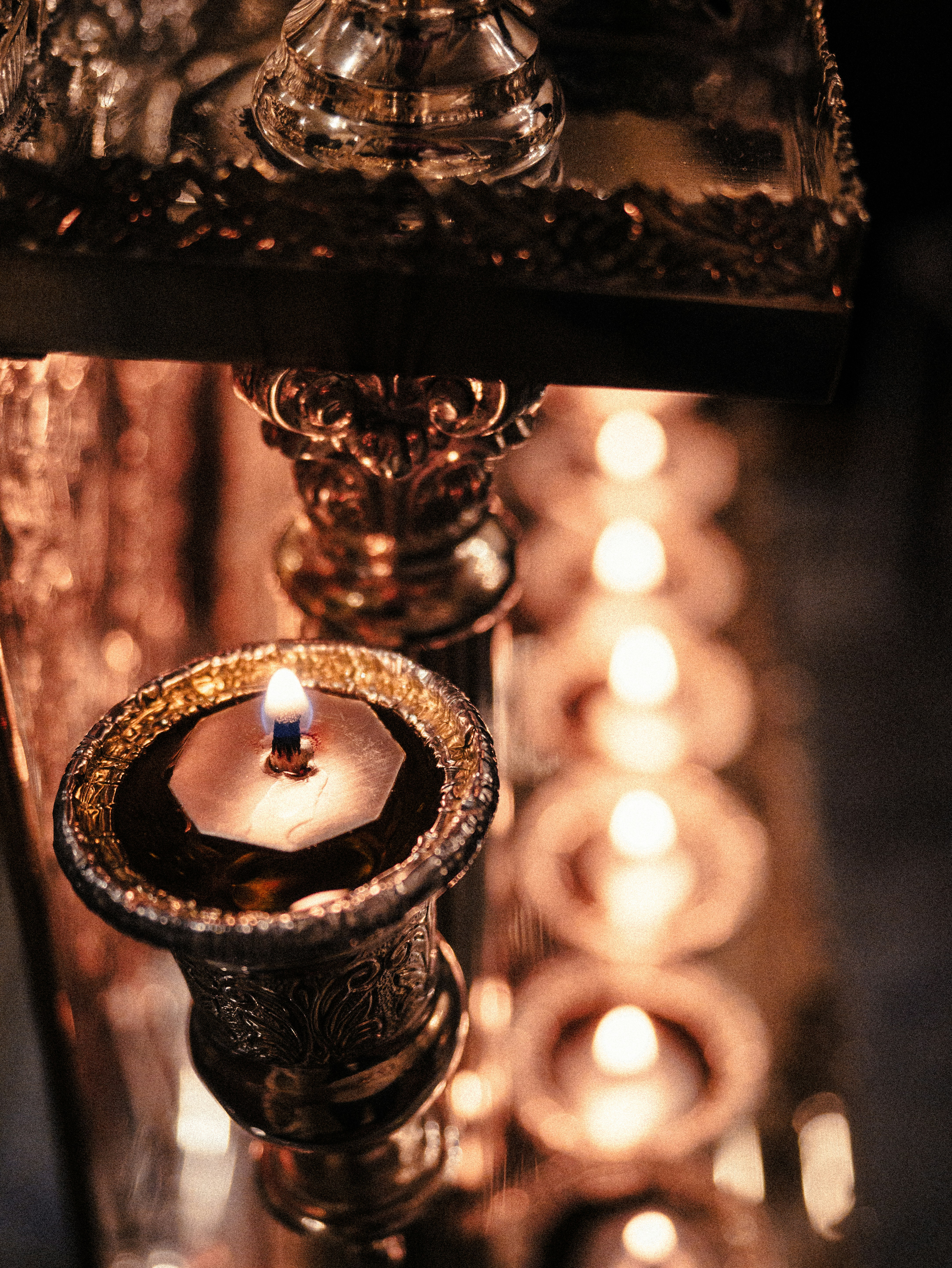 Una candela che è seduta su un tavolo