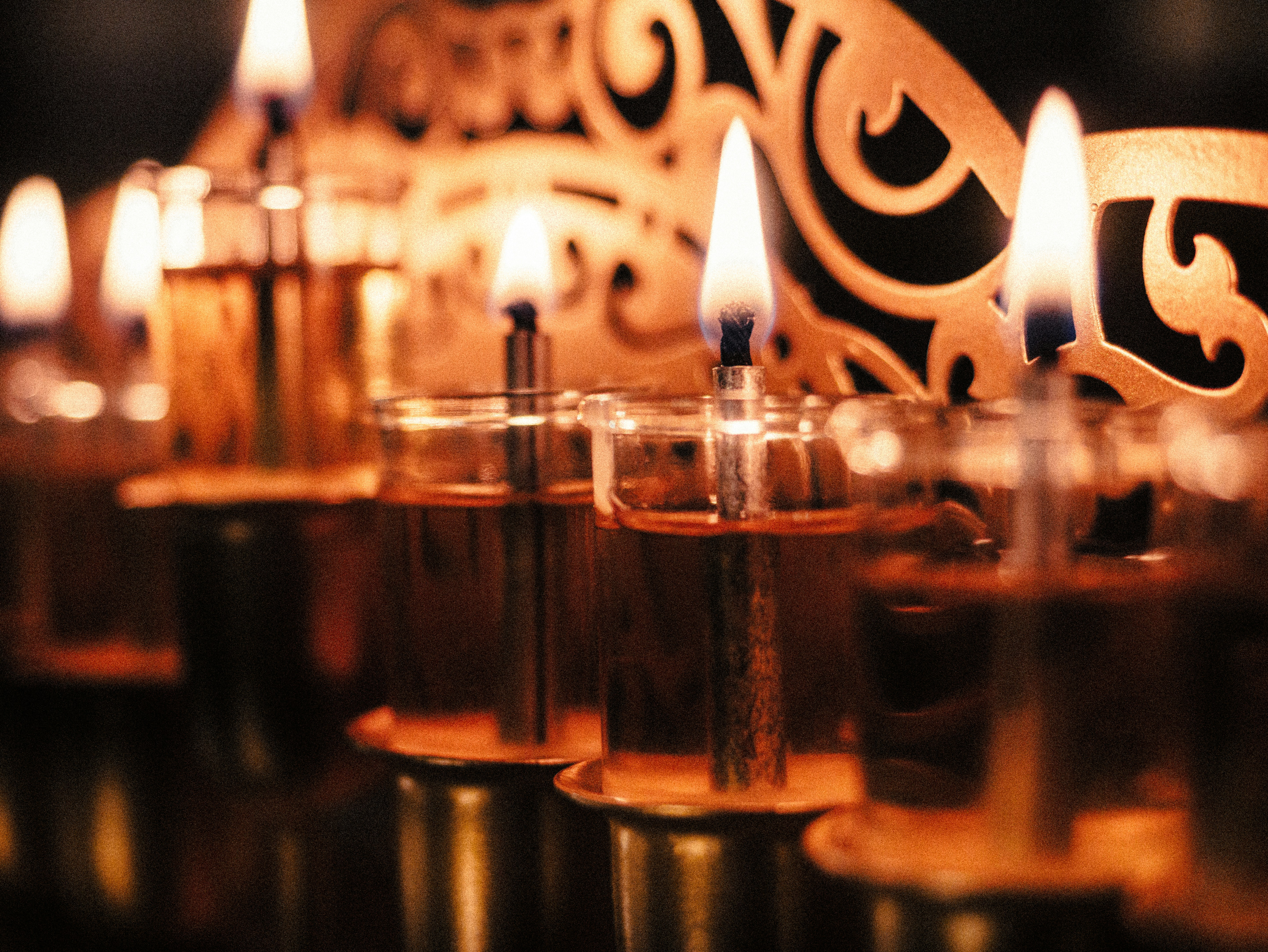 Una fila di candele accese sedute una accanto all'altra