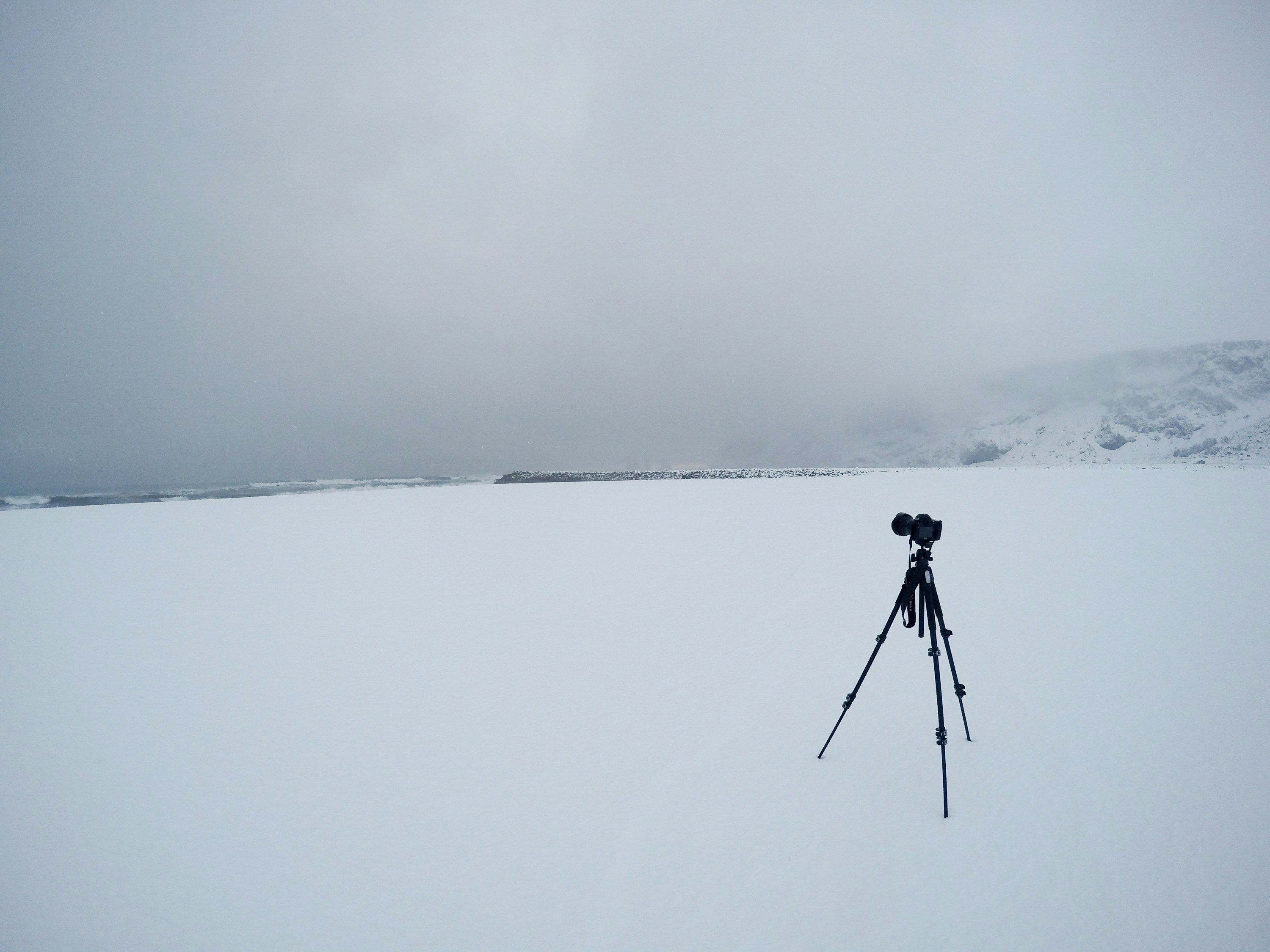 Eine Person auf Skiern, die im Schnee steht