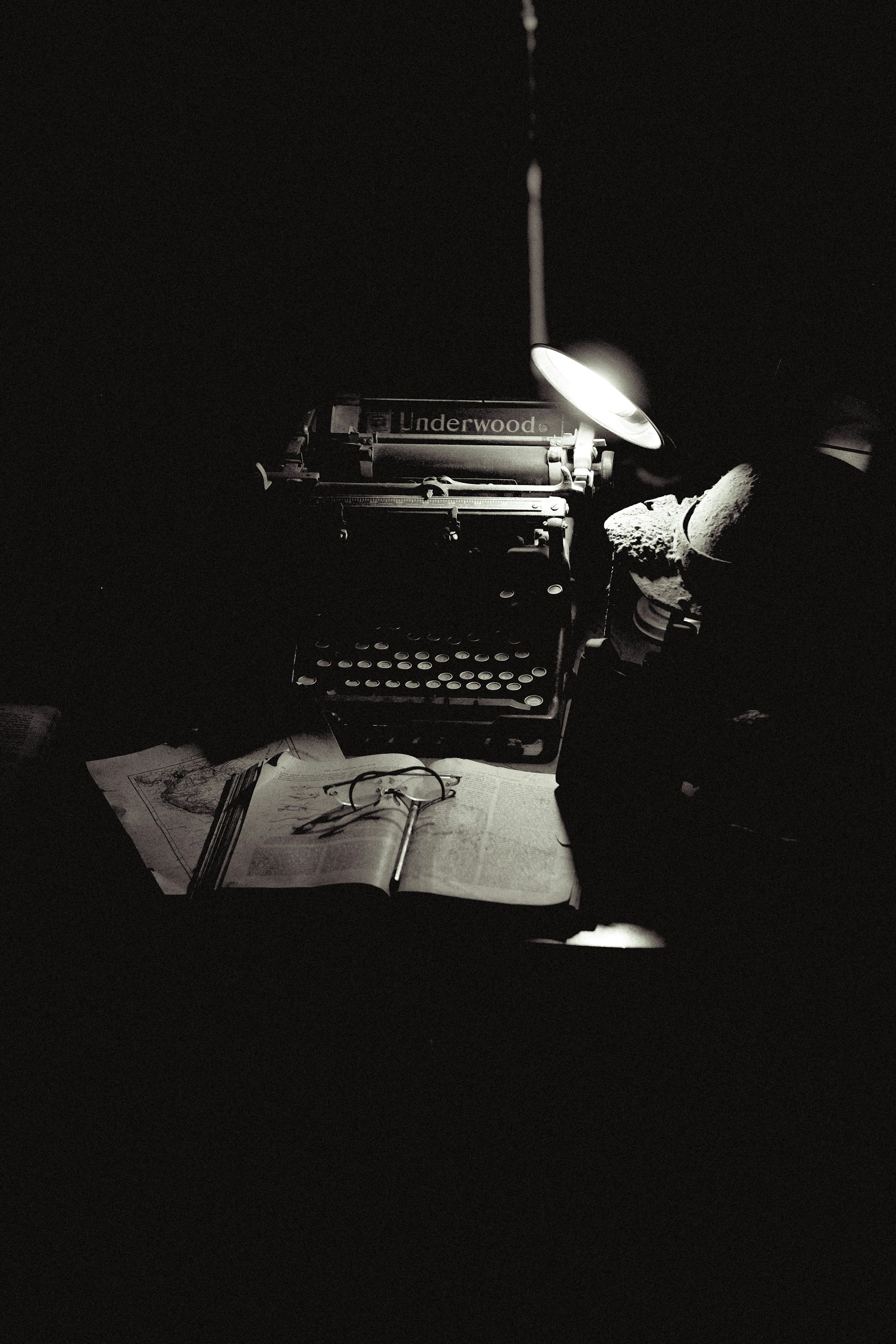A black and white photo of an old typewriter