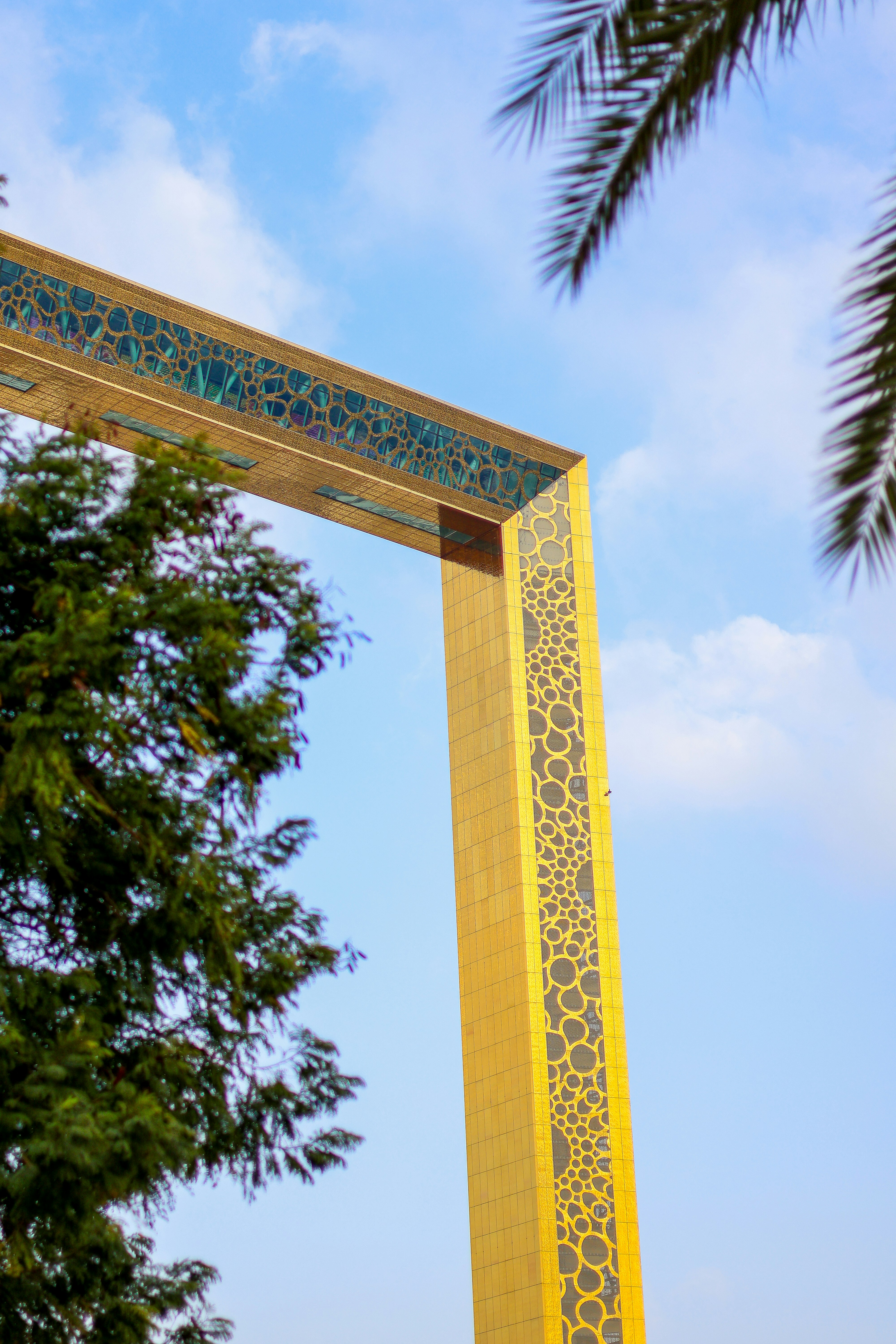 Lengkungan kuning tinggi dengan langit biru di latar belakang