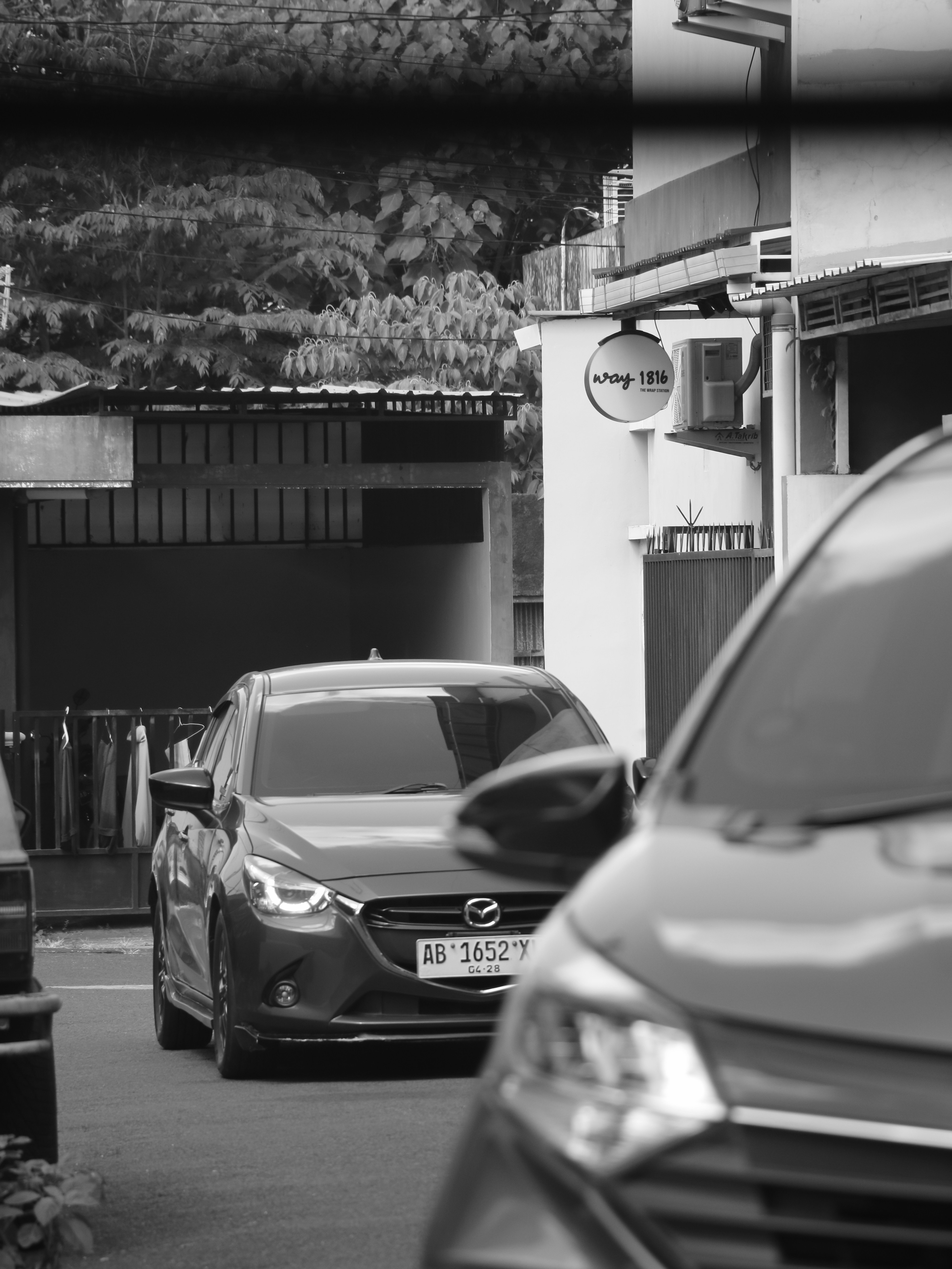 Una foto en blanco y negro de una calle de la ciudad