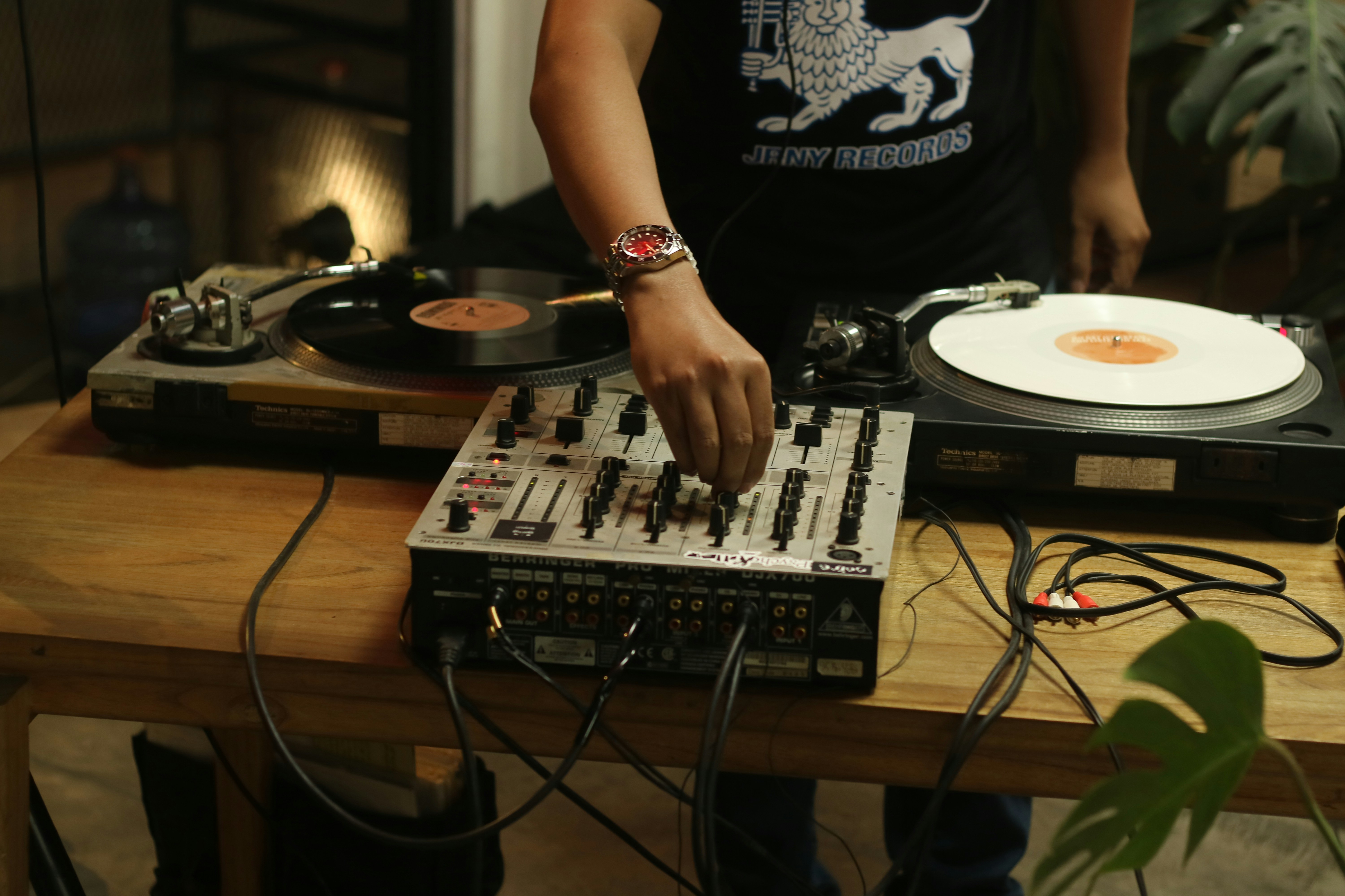 Un hombre de pie frente a un tocadiscos