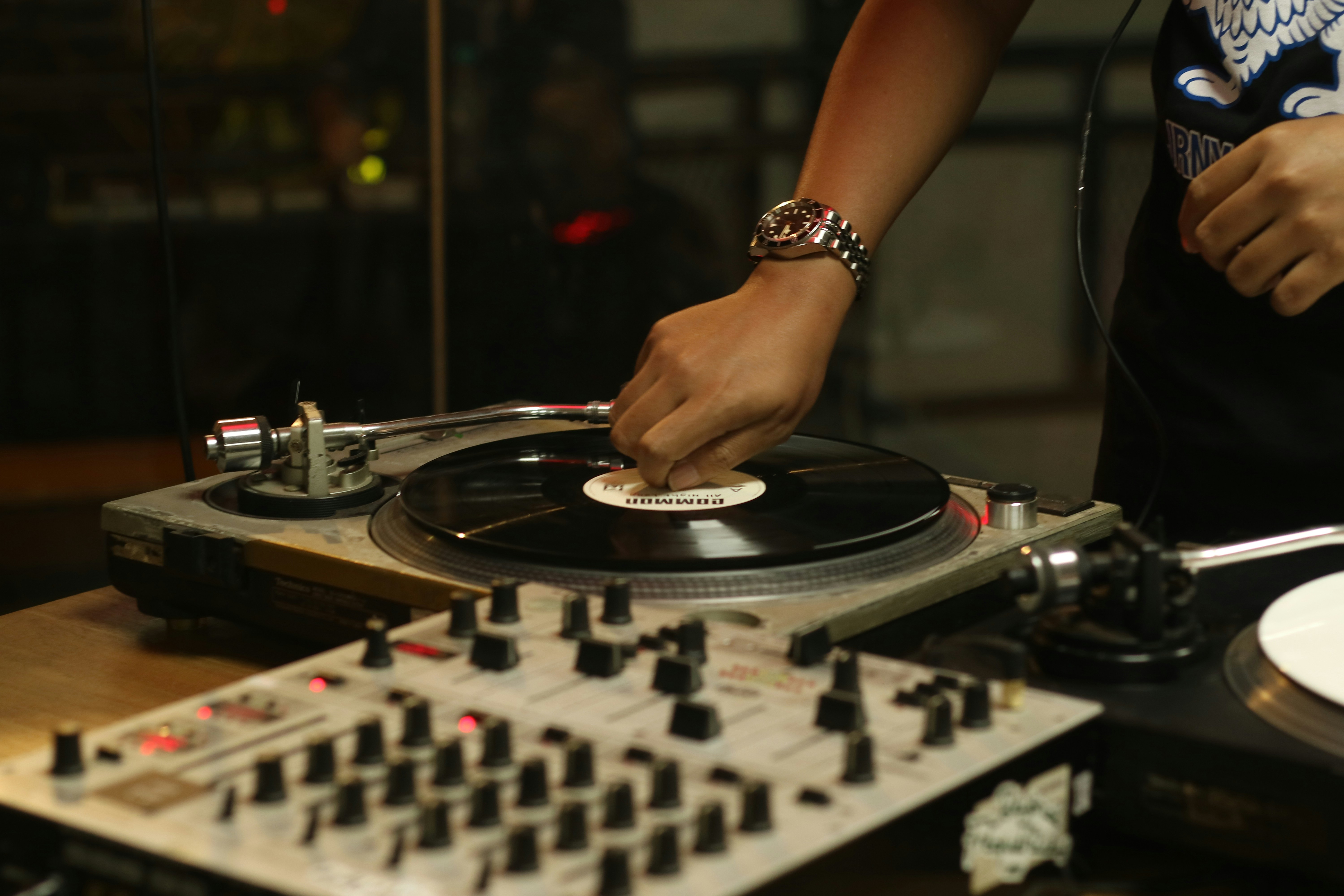 Image de Budget DJ urbain pour un lancement de produit à Marseille : guide 2025