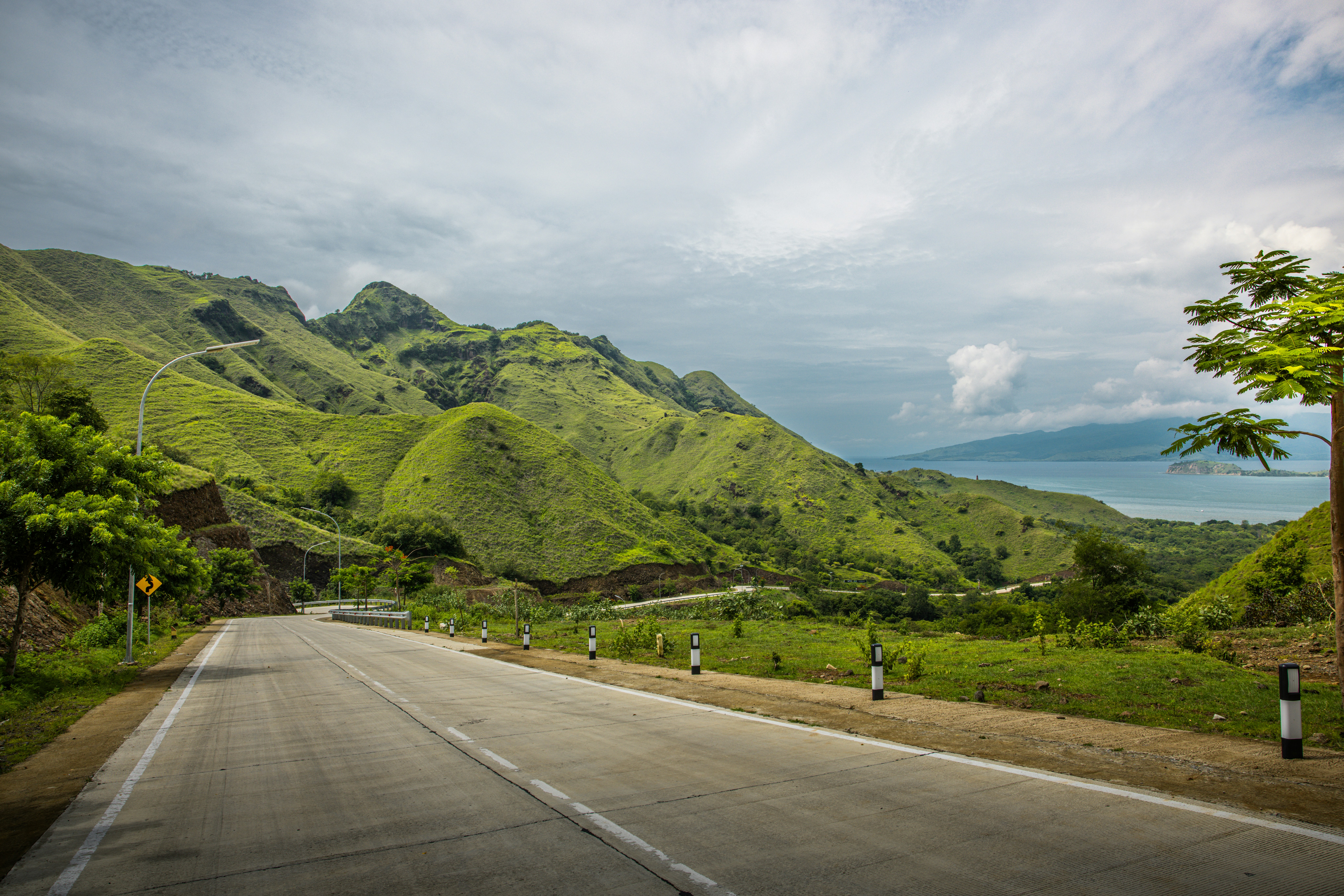 Pemandangan jalan yang indah dengan latar belakang gunung