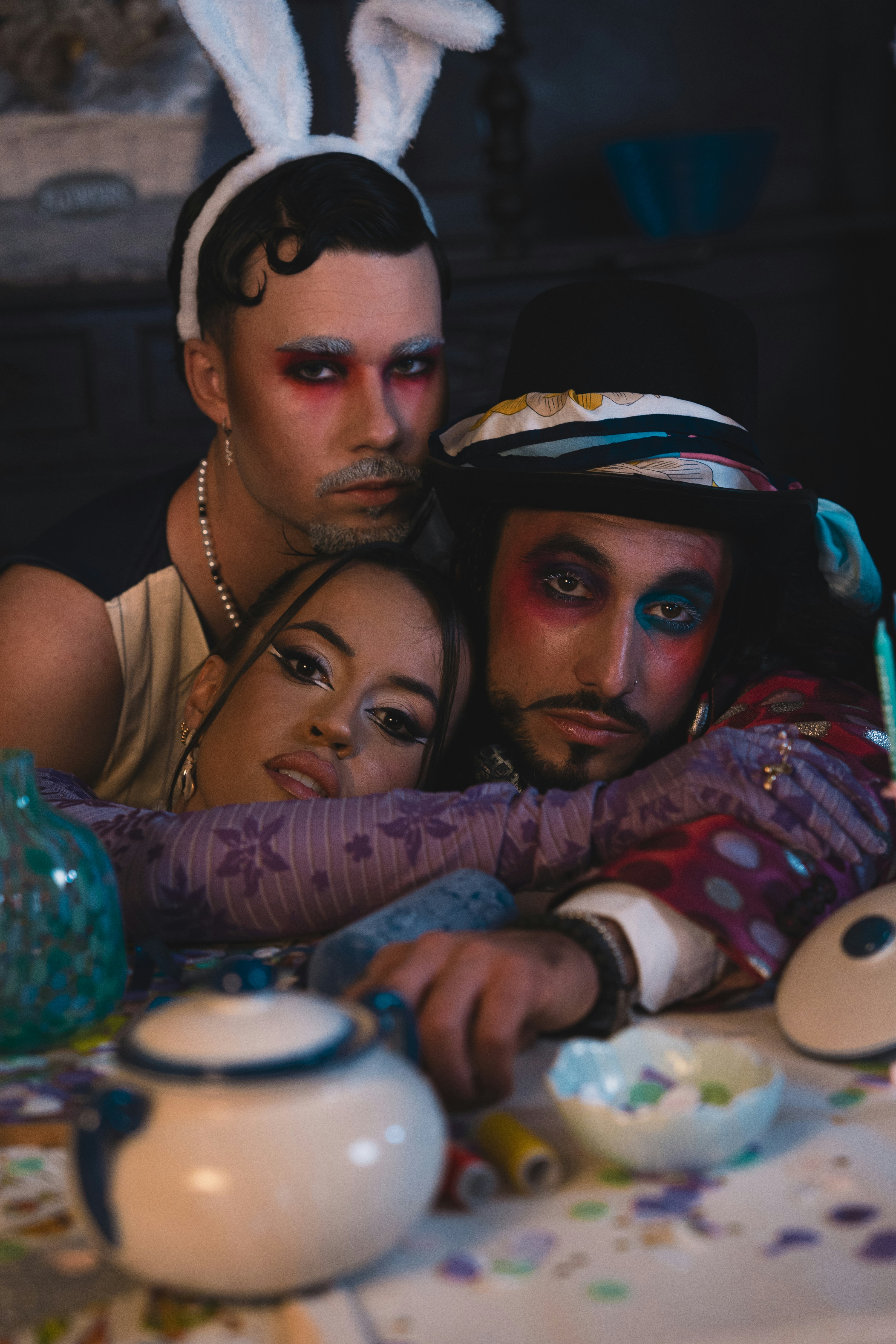 un-groupe-de-personnes-assises-autour-d-une-table-photo-image