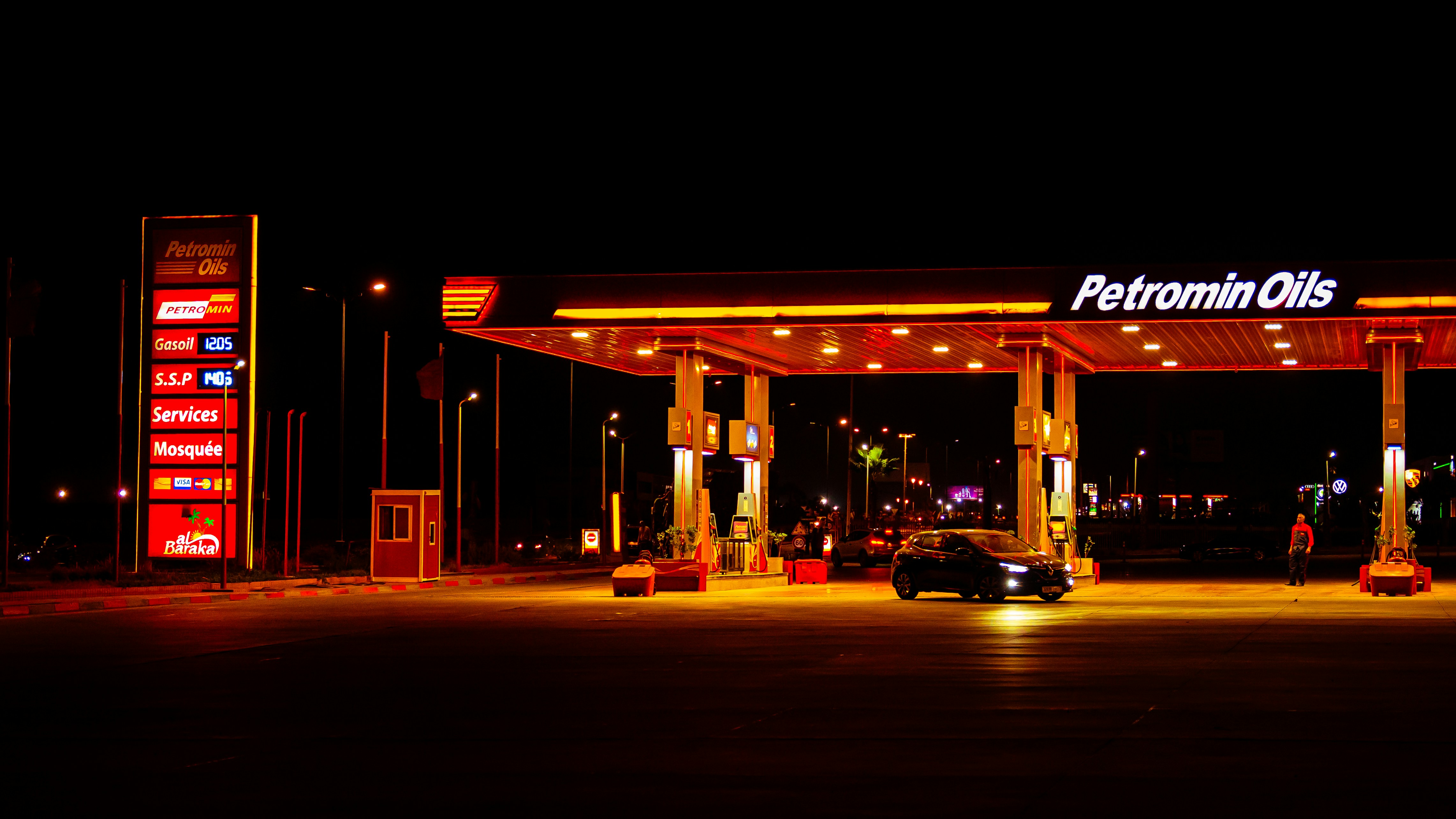 Sebuah pompa bensin menyala di malam hari