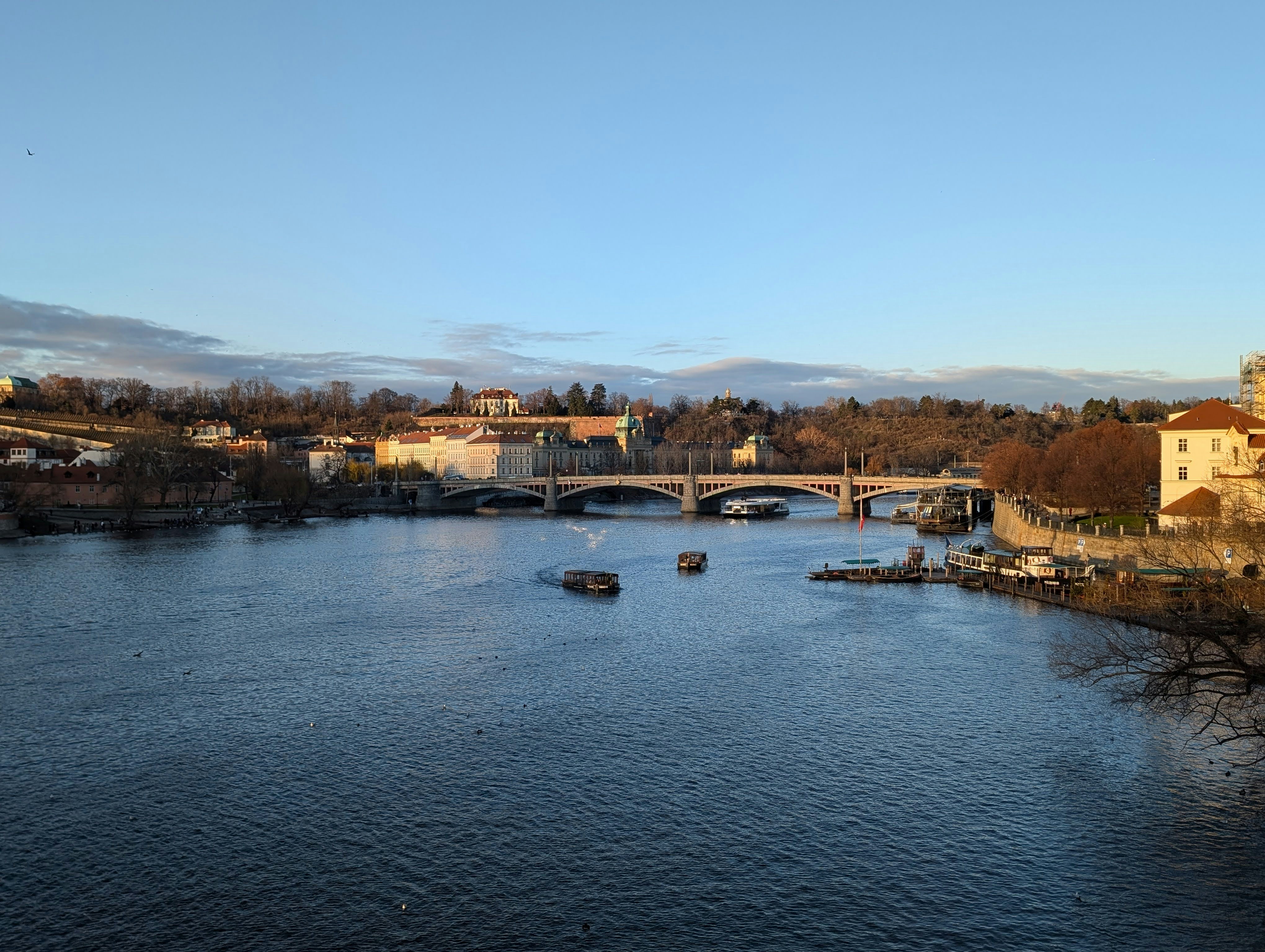 Ein Gewässer mit einer Brücke im Hintergrund
