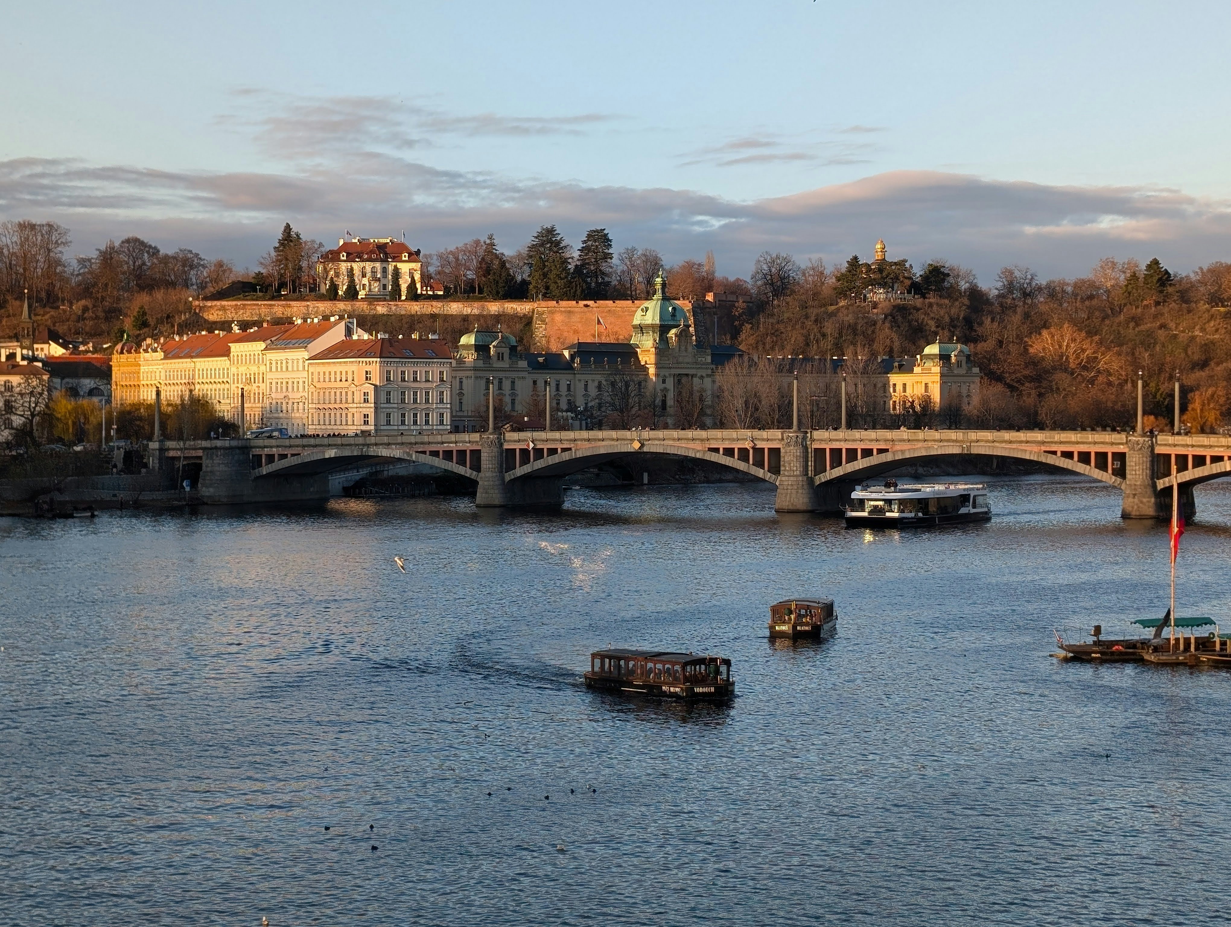 Ein Fluss, in dem sich einige Boote befinden
