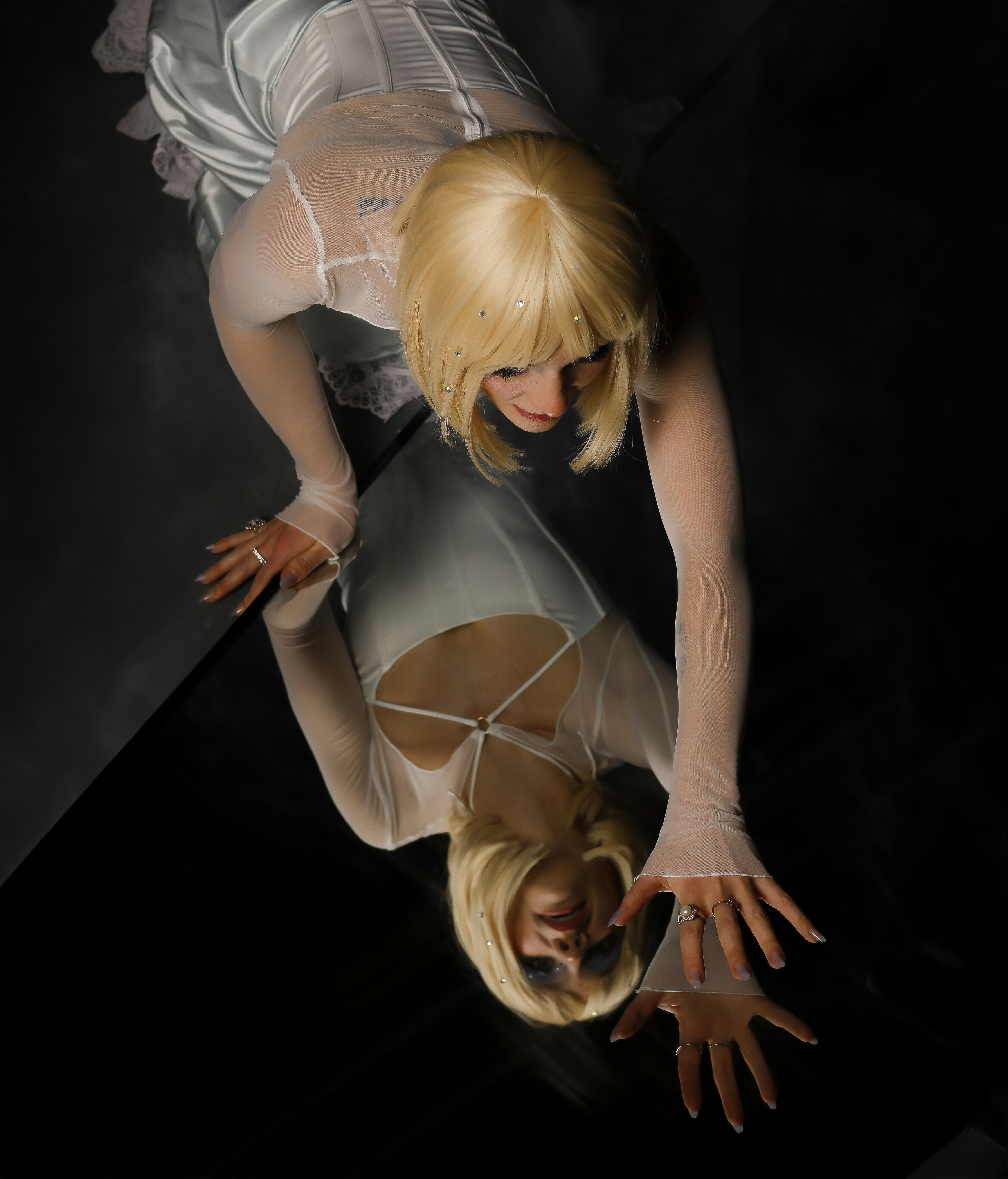 Une femme en robe blanche flotte dans les airs