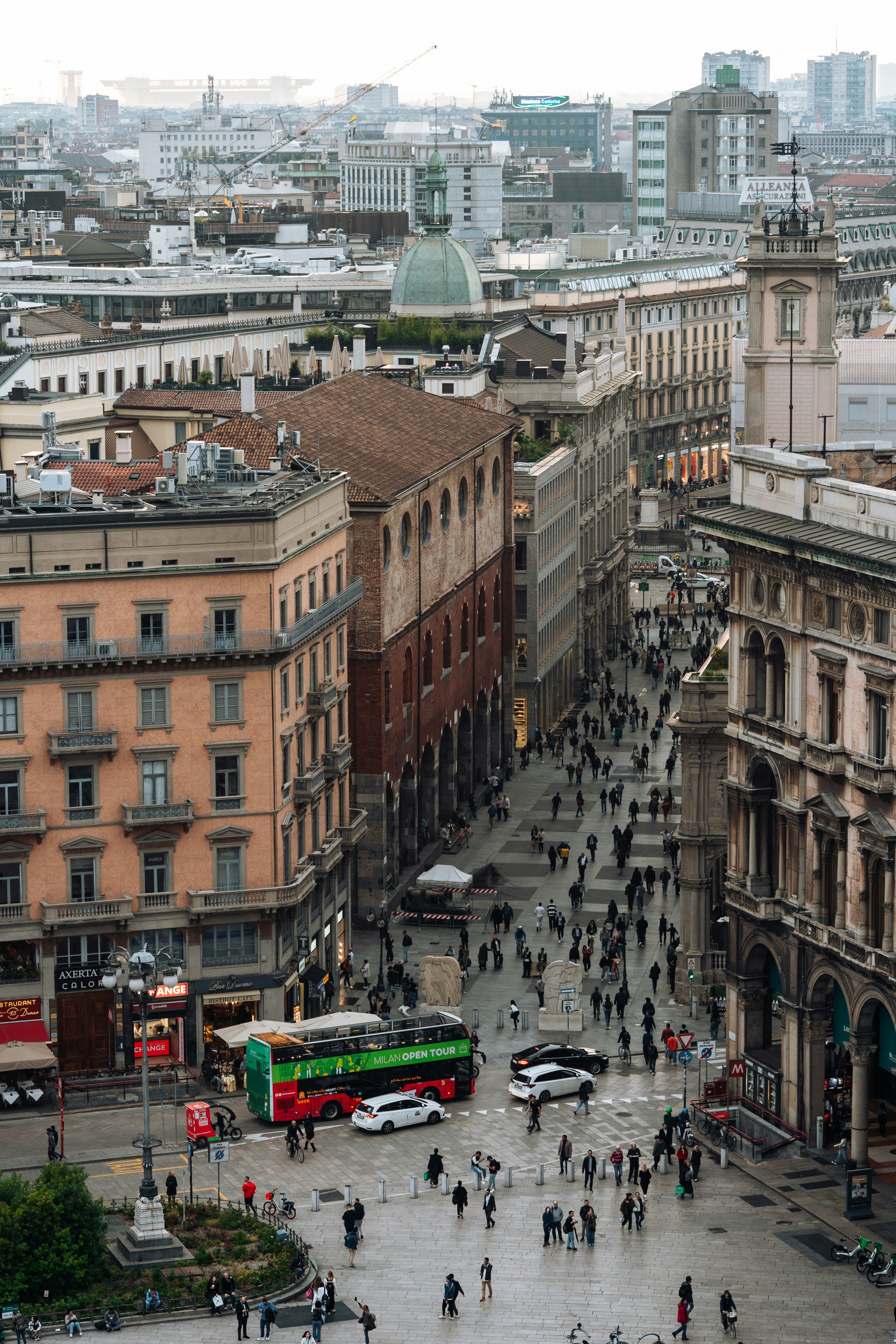 Una strada cittadina con un sacco di gente che cammina