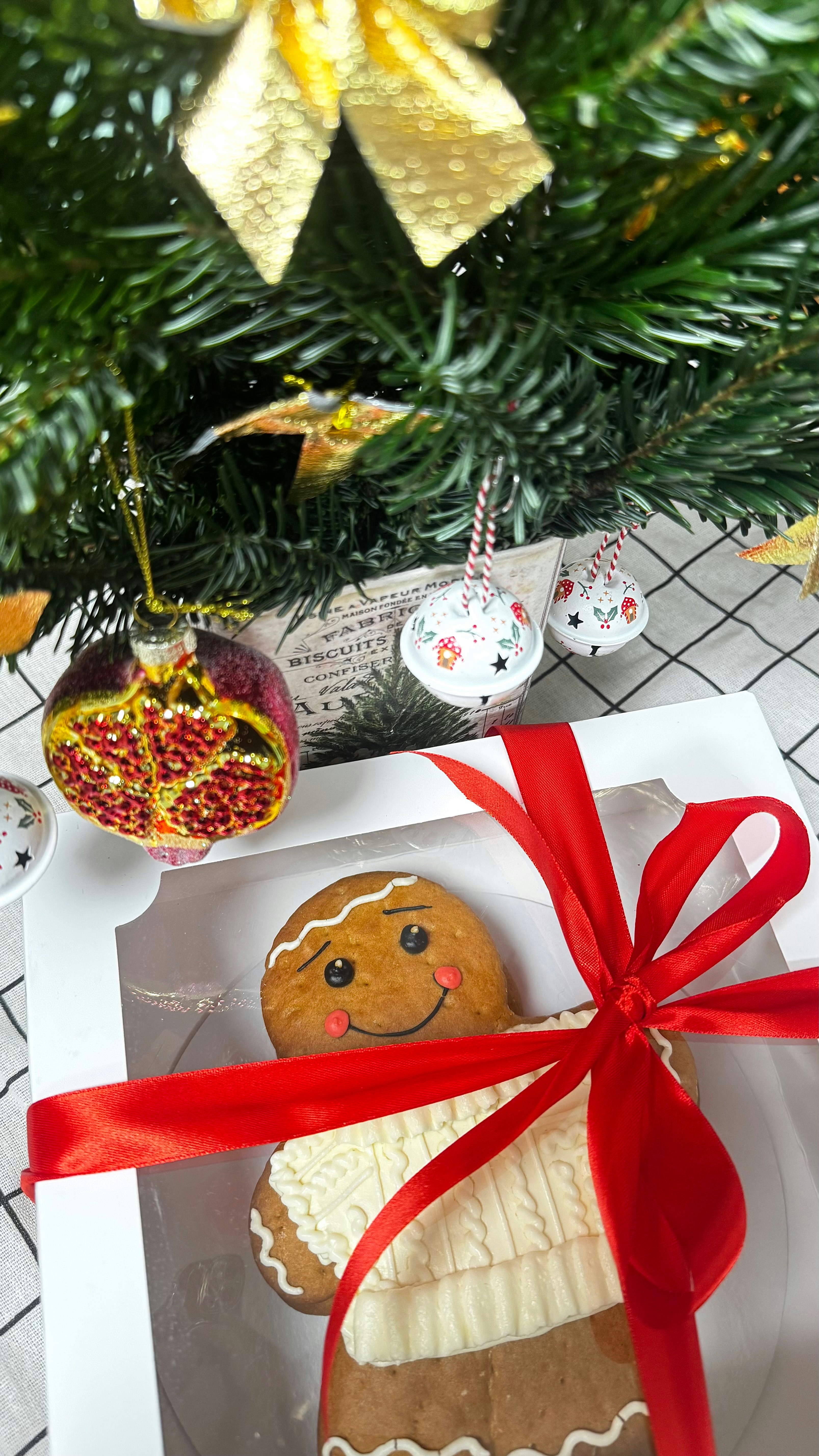 A gingerbread in a box with a red ribbon photo – Free Image on Unsplash