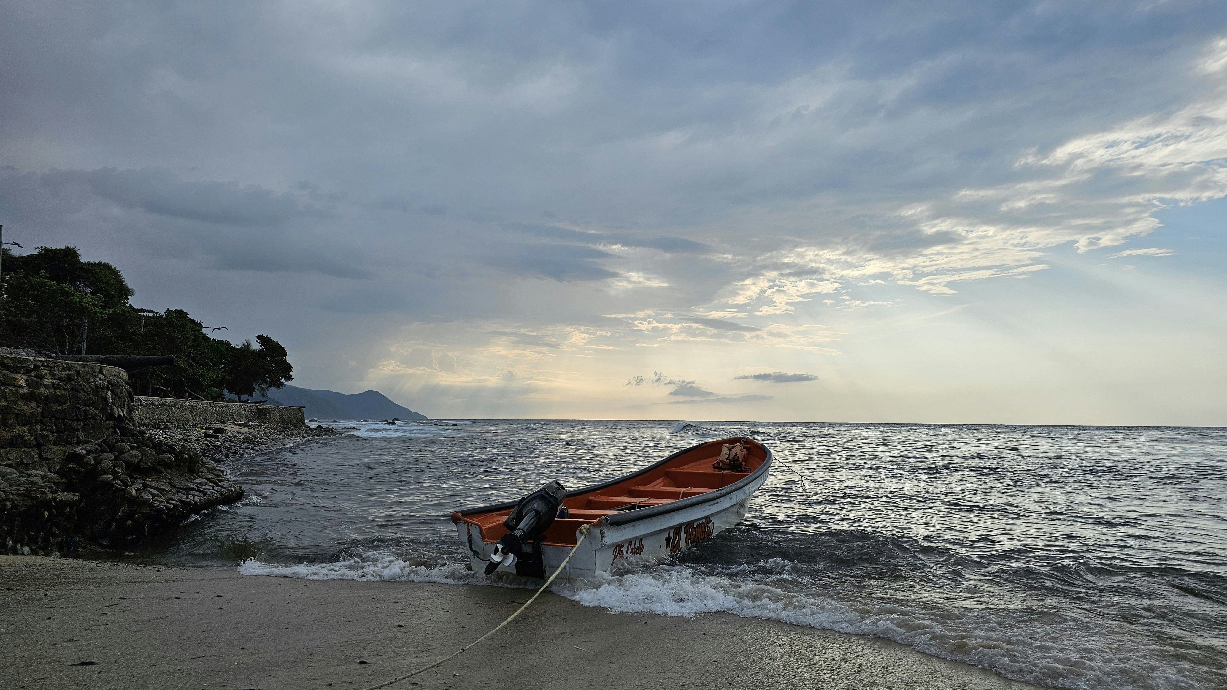 Fotomural A small boat on the shore of a beach