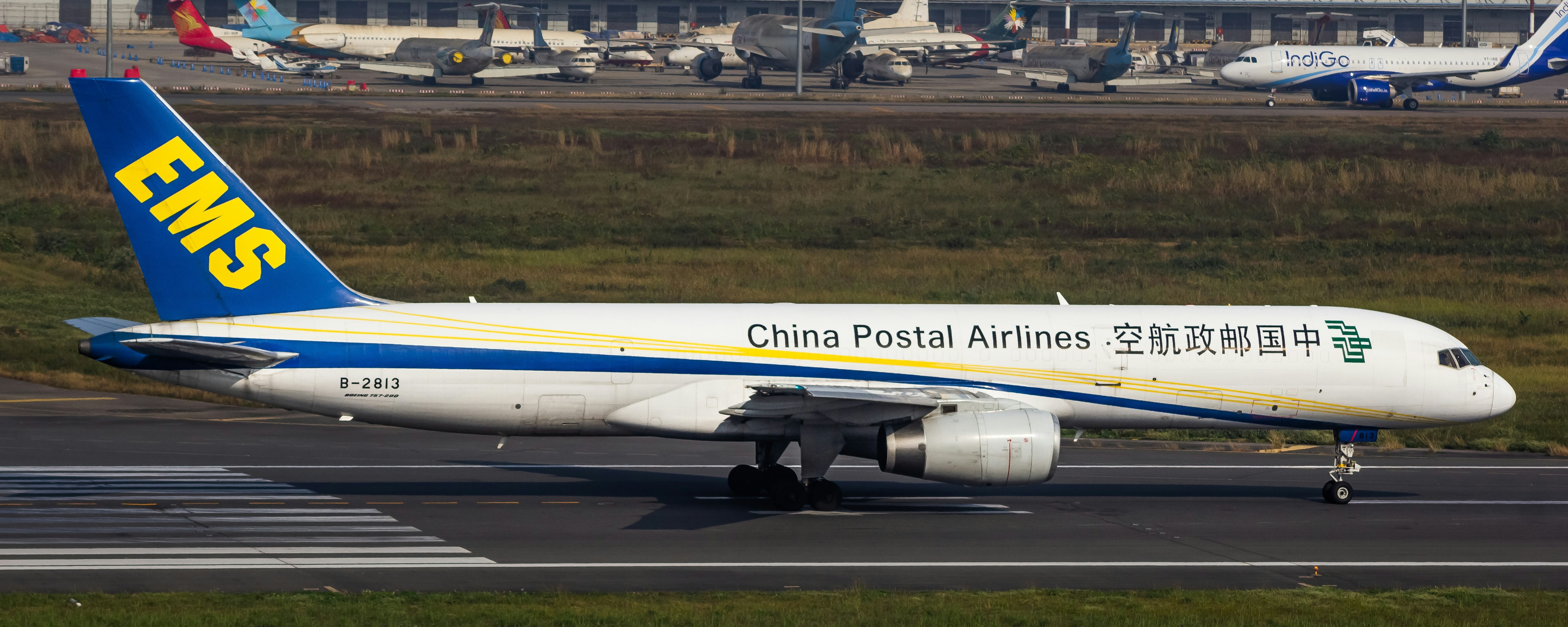 A large jetliner sitting on top of an airport runway