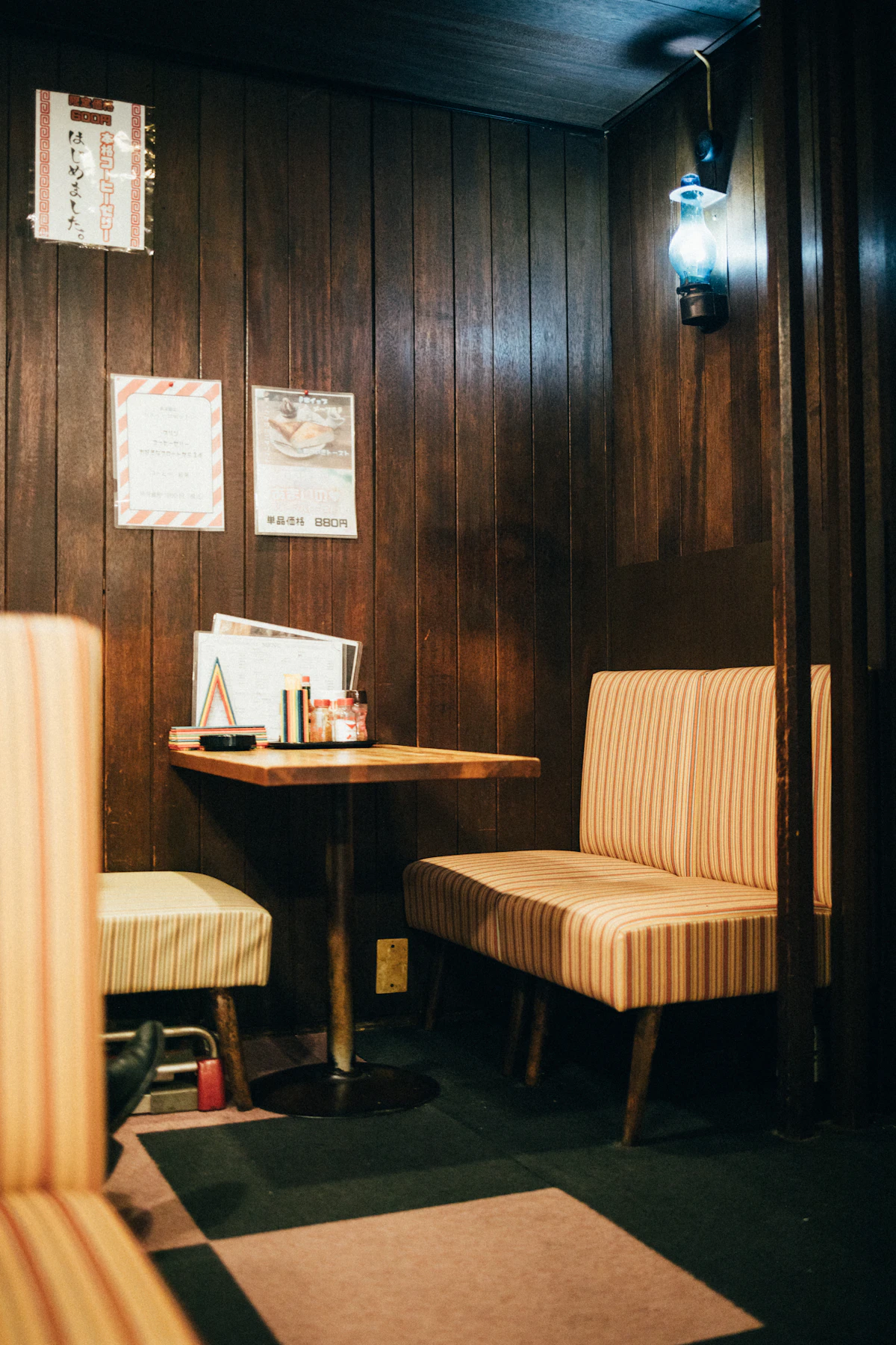 店内・土間と古い梁
