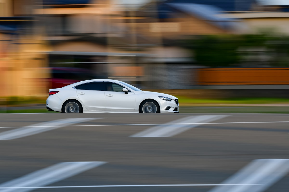 タクシードライバー転職ガイド 白いセダンが街を走る