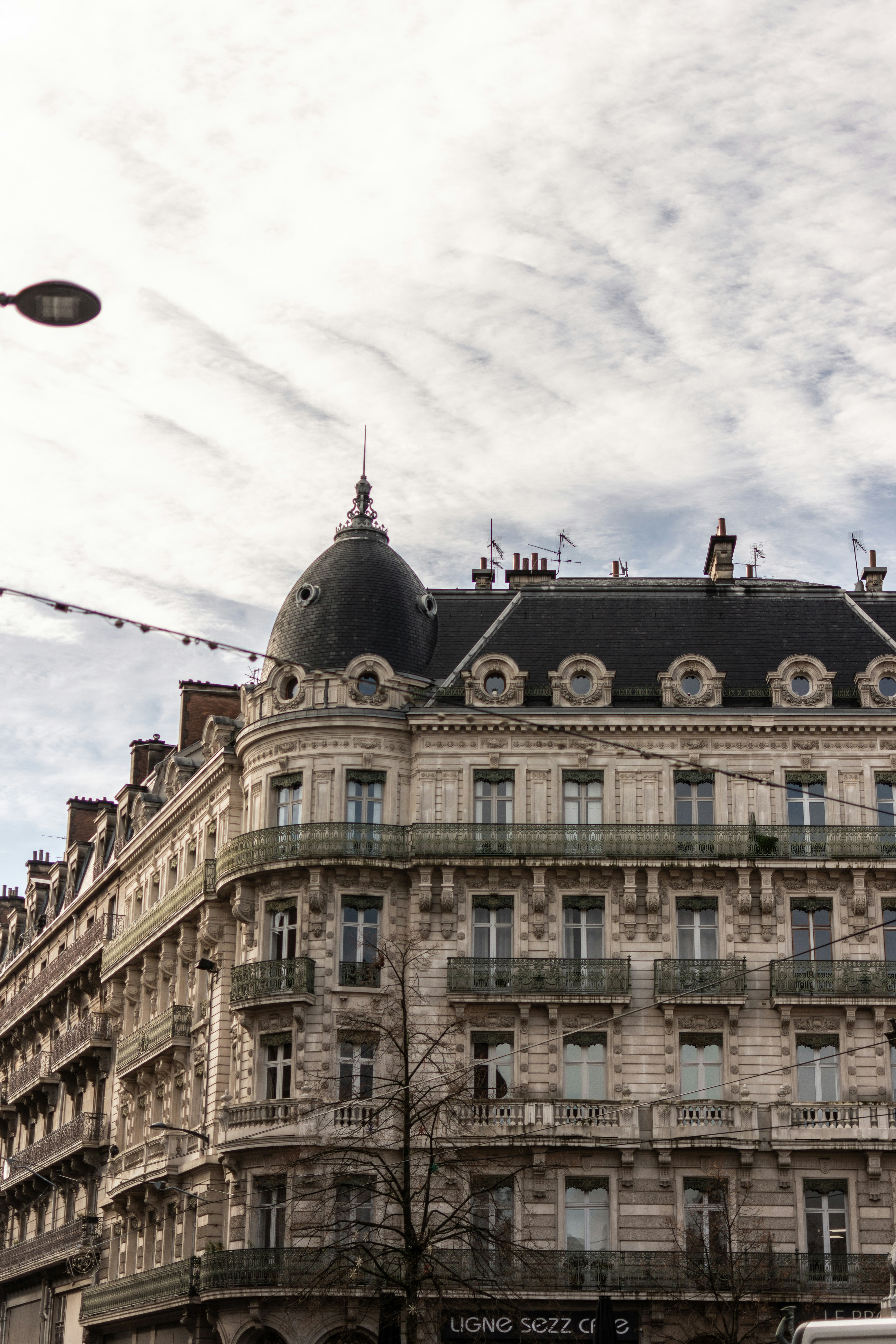 A very tall building sitting next to a traffic light