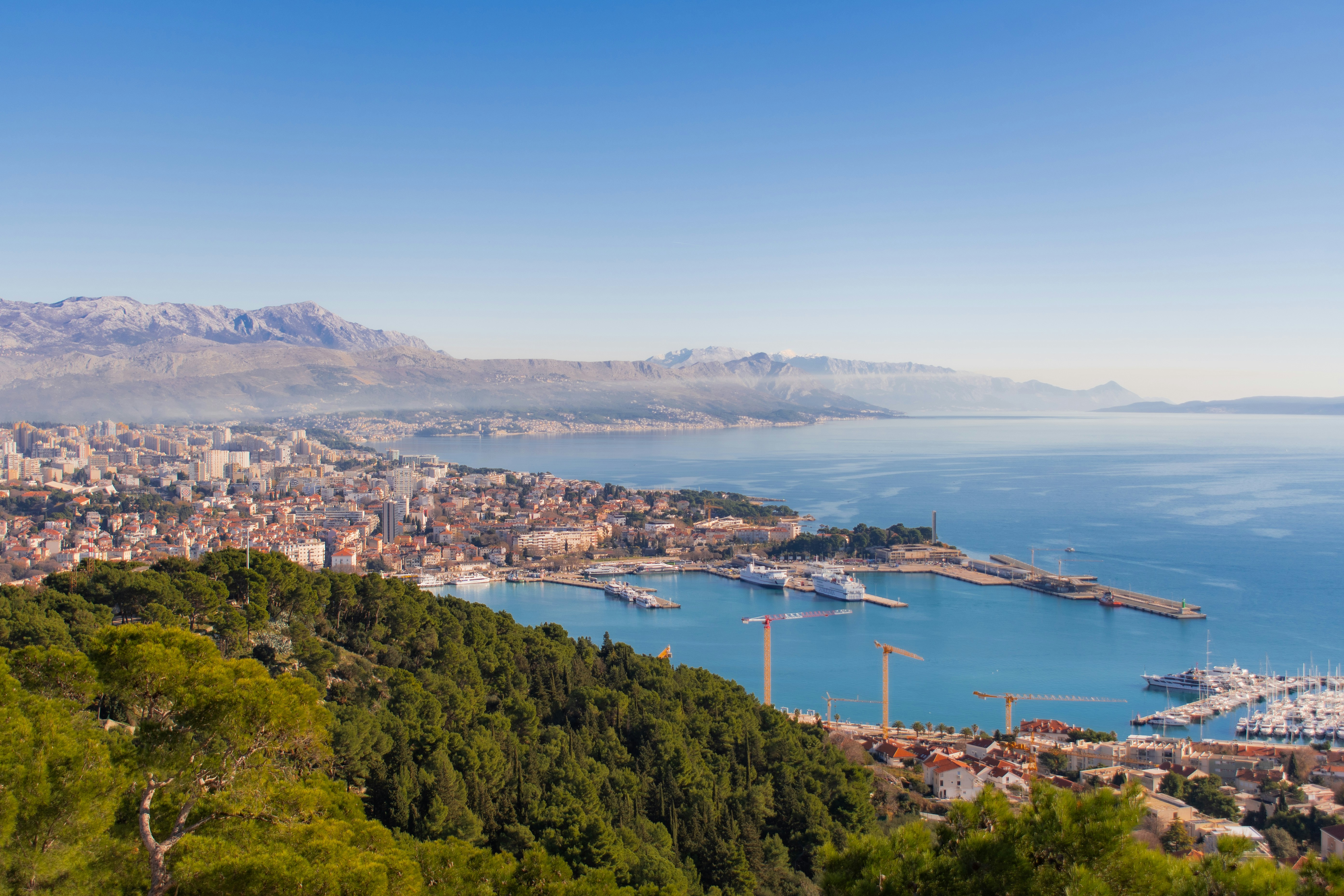 Photo by lukaskonvica