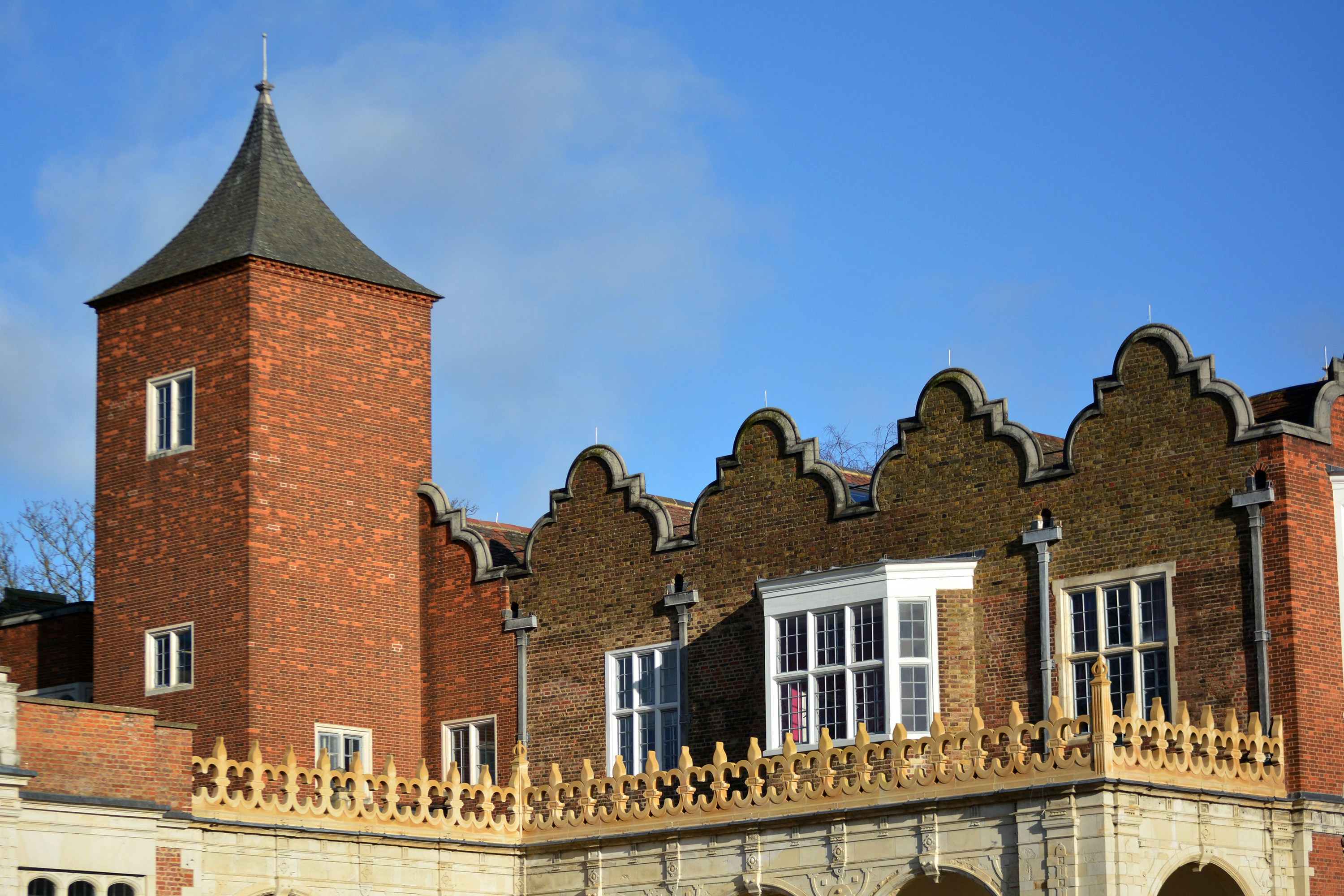 Un gran edificio de ladrillo con una torre del reloj