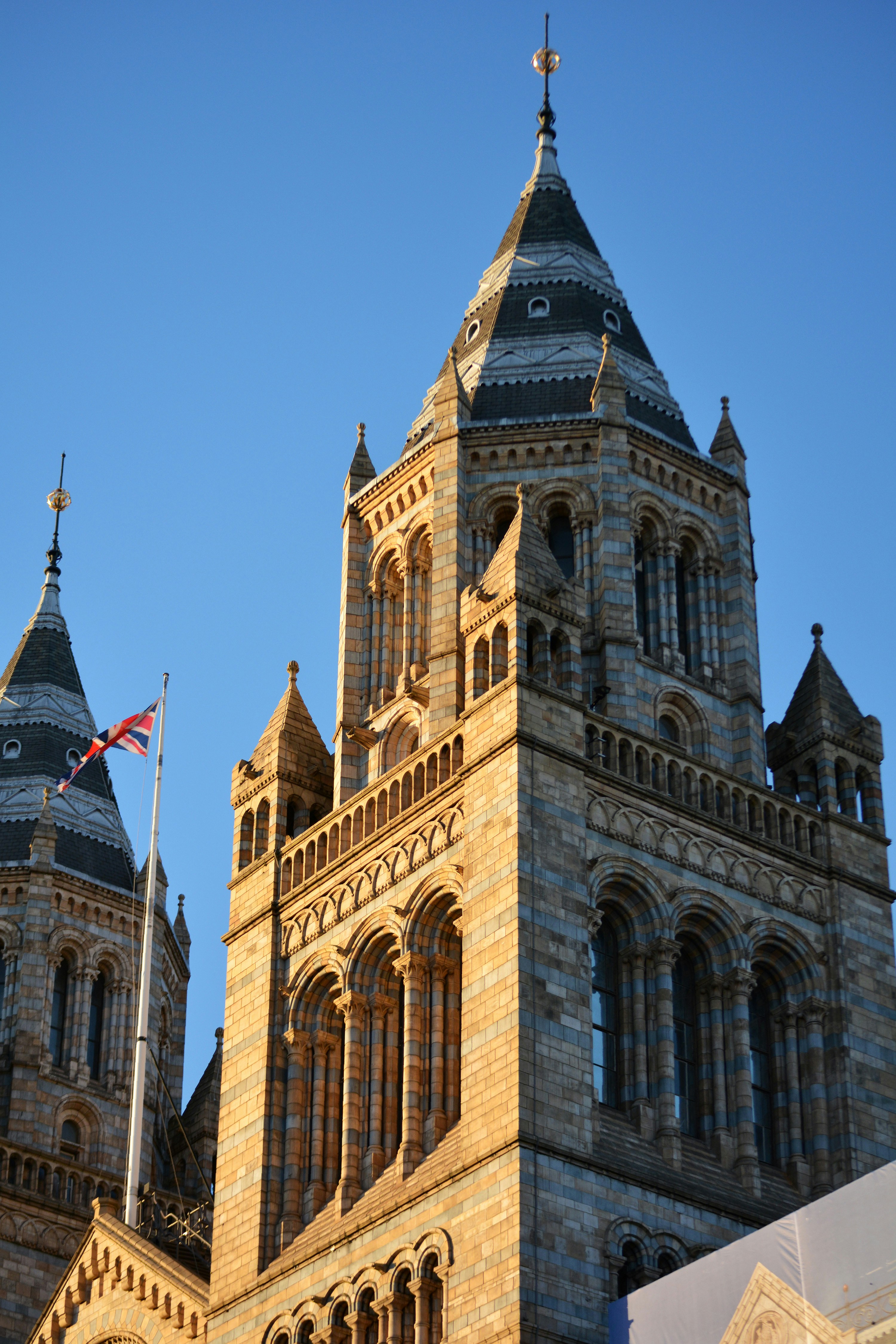 Un edificio muy alto con un reloj a su lado