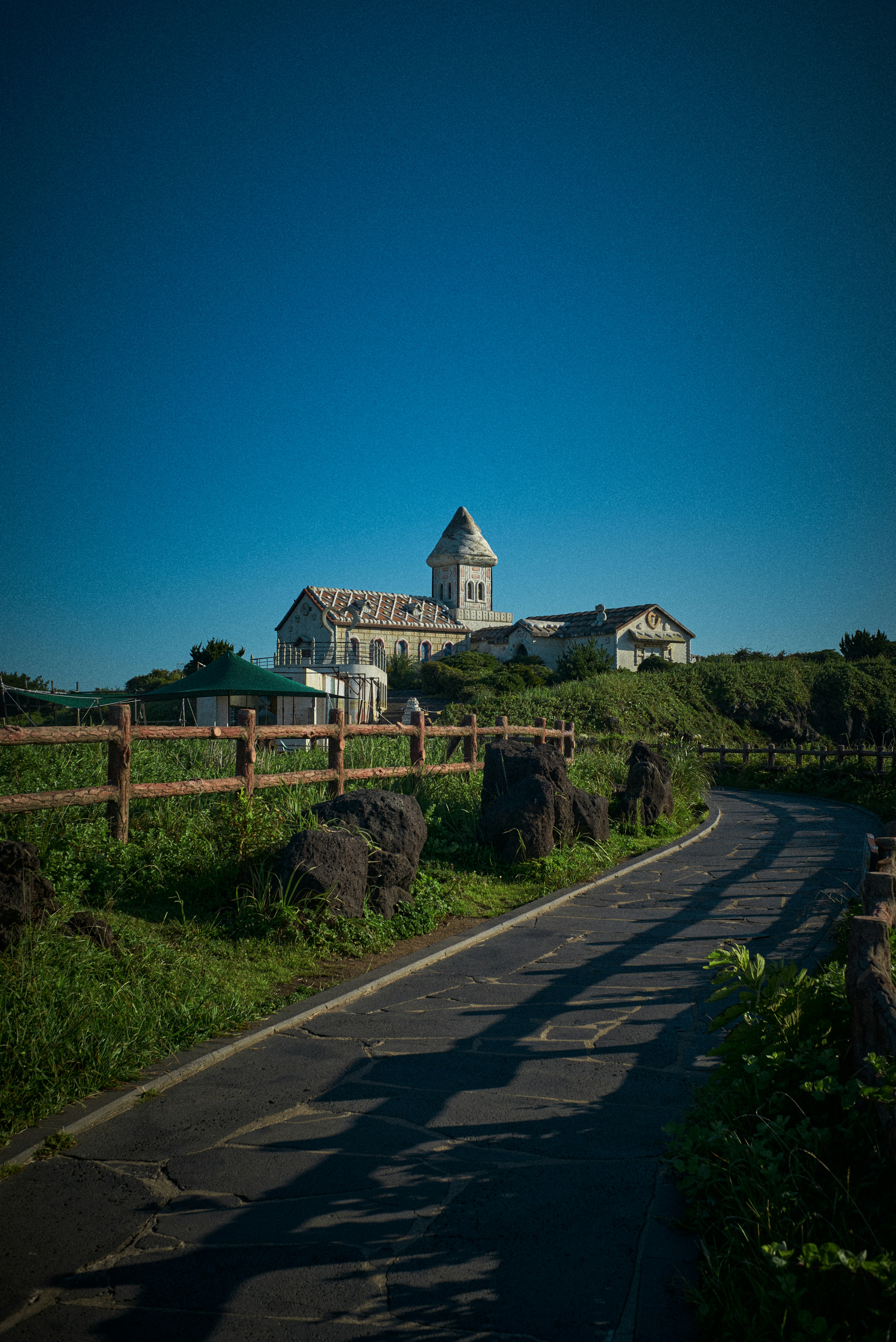 Una grande casa bianca seduta sul ciglio di una strada