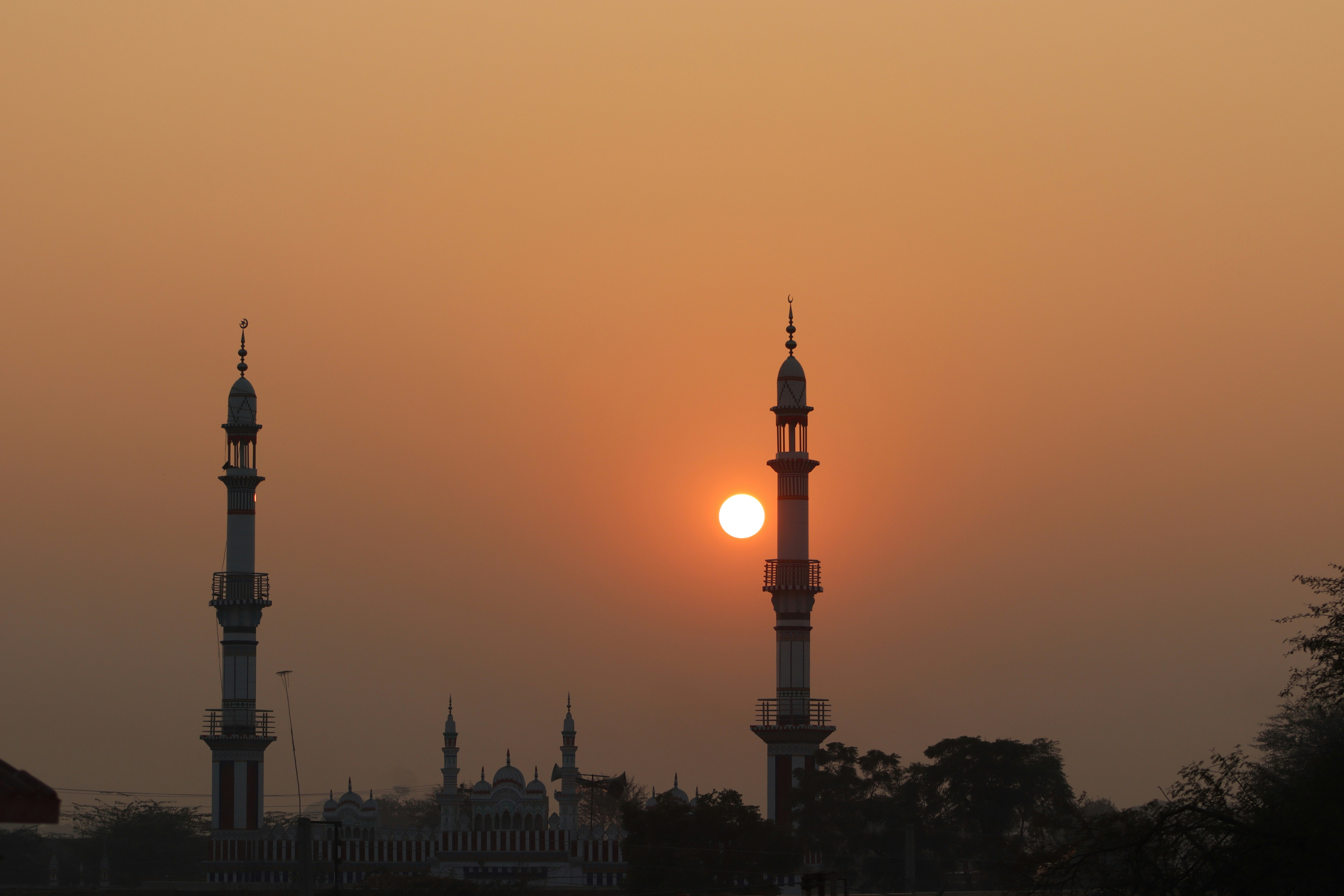 Le soleil se couche sur une ville aux grands immeubles