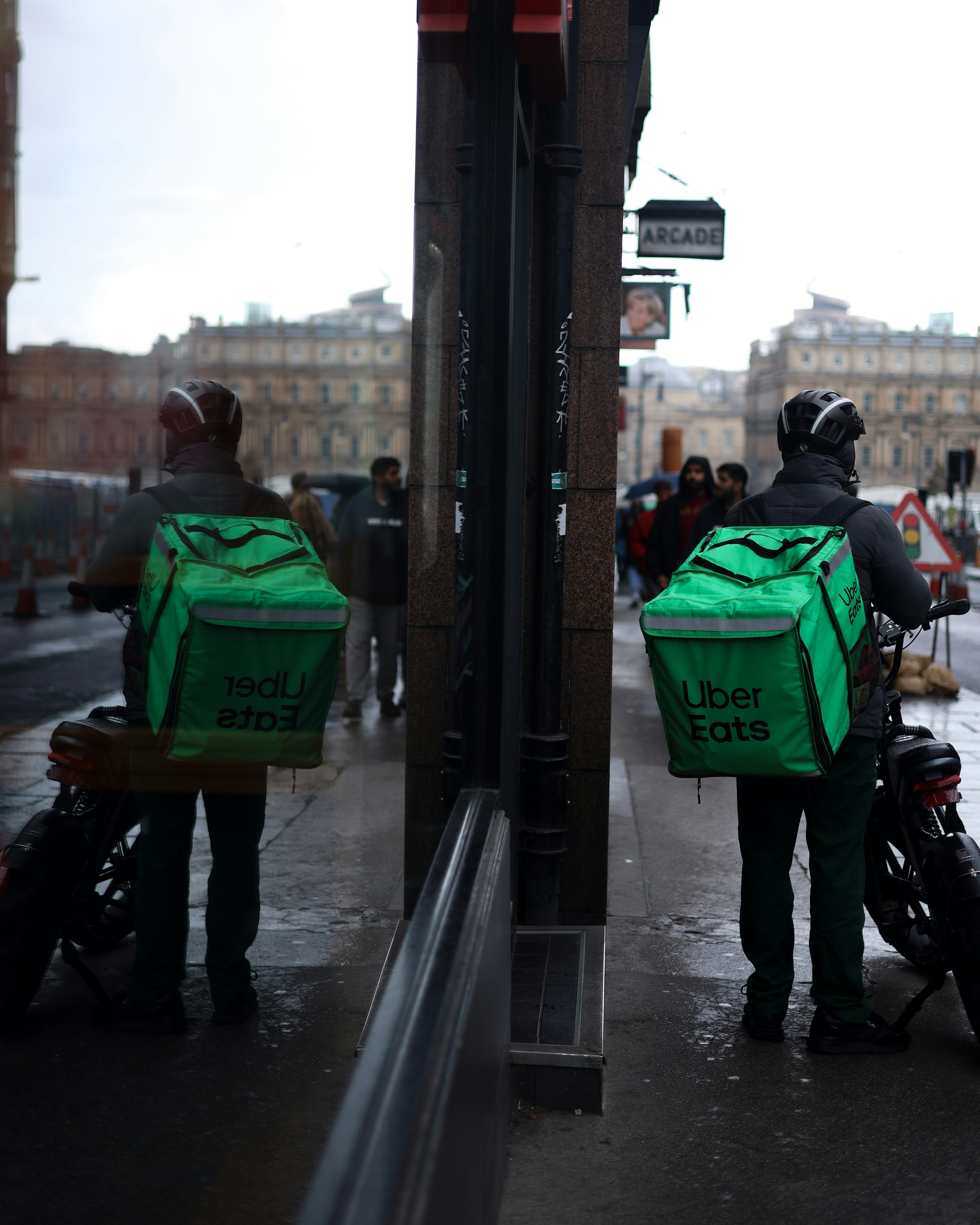 Eine Gruppe von Menschen, die nebeneinander auf einem Bürgersteig stehen