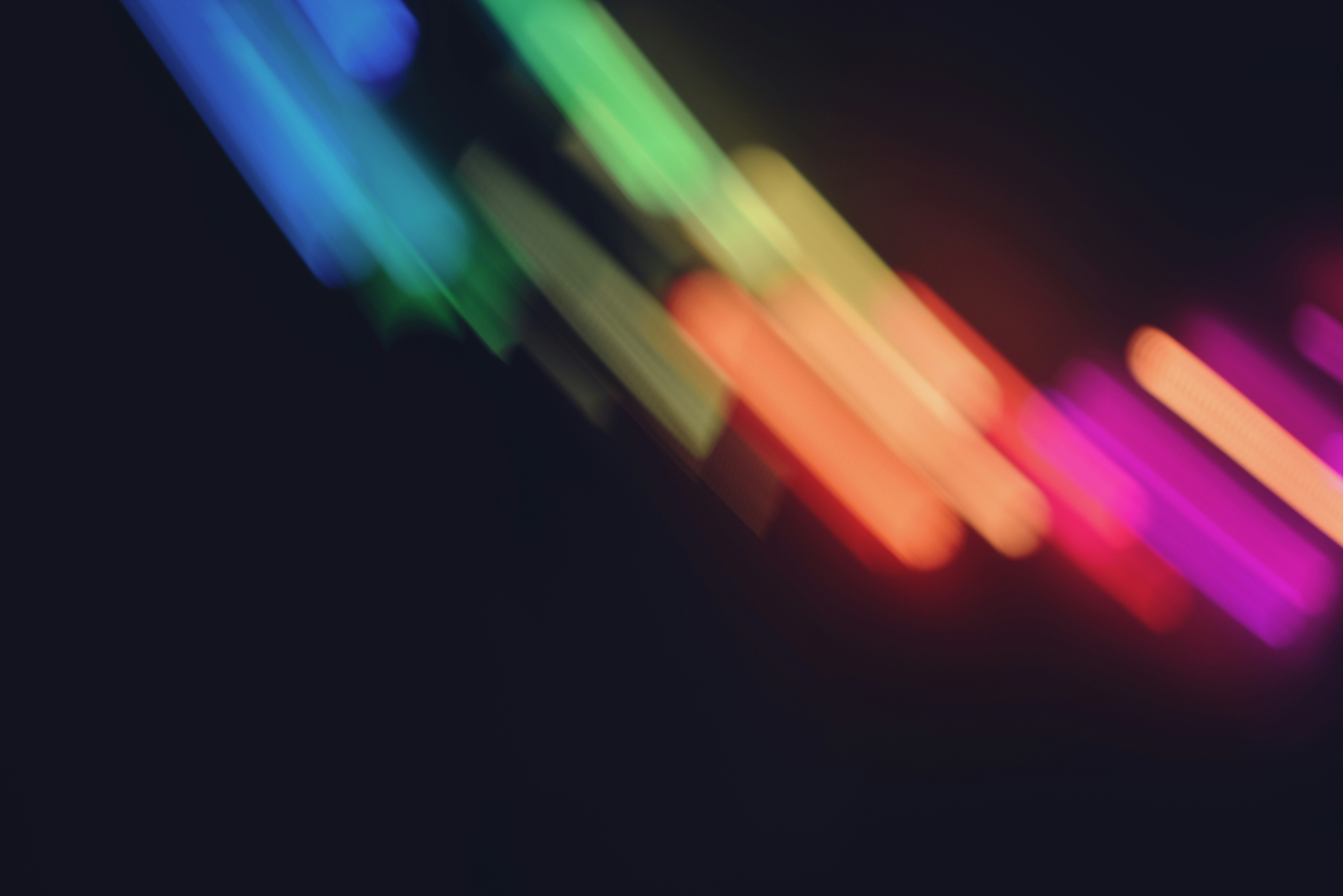 Una imagen borrosa de luces de colores sobre un fondo negro