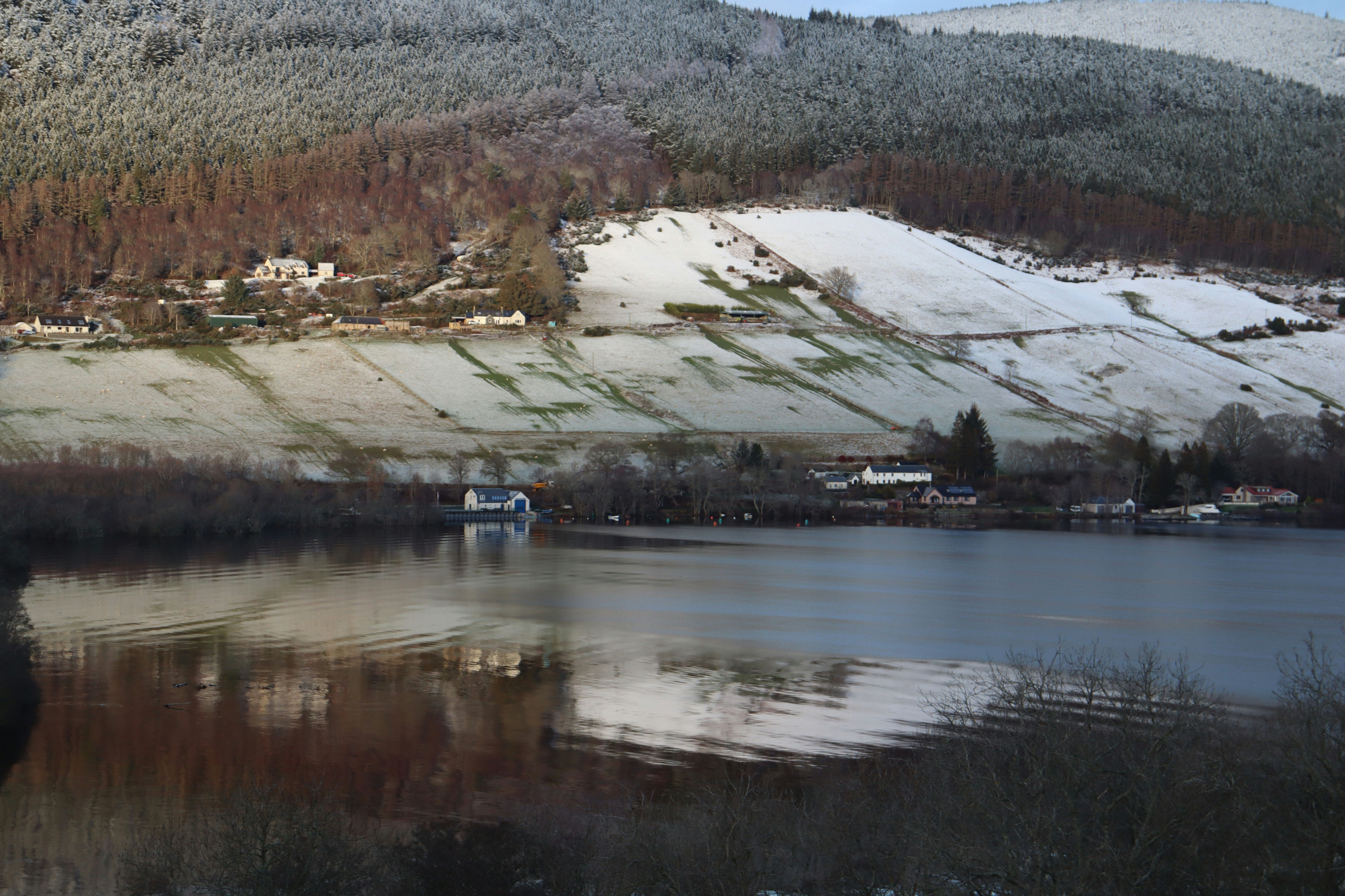 Ein See, umgeben von einem schneebedeckten Berg