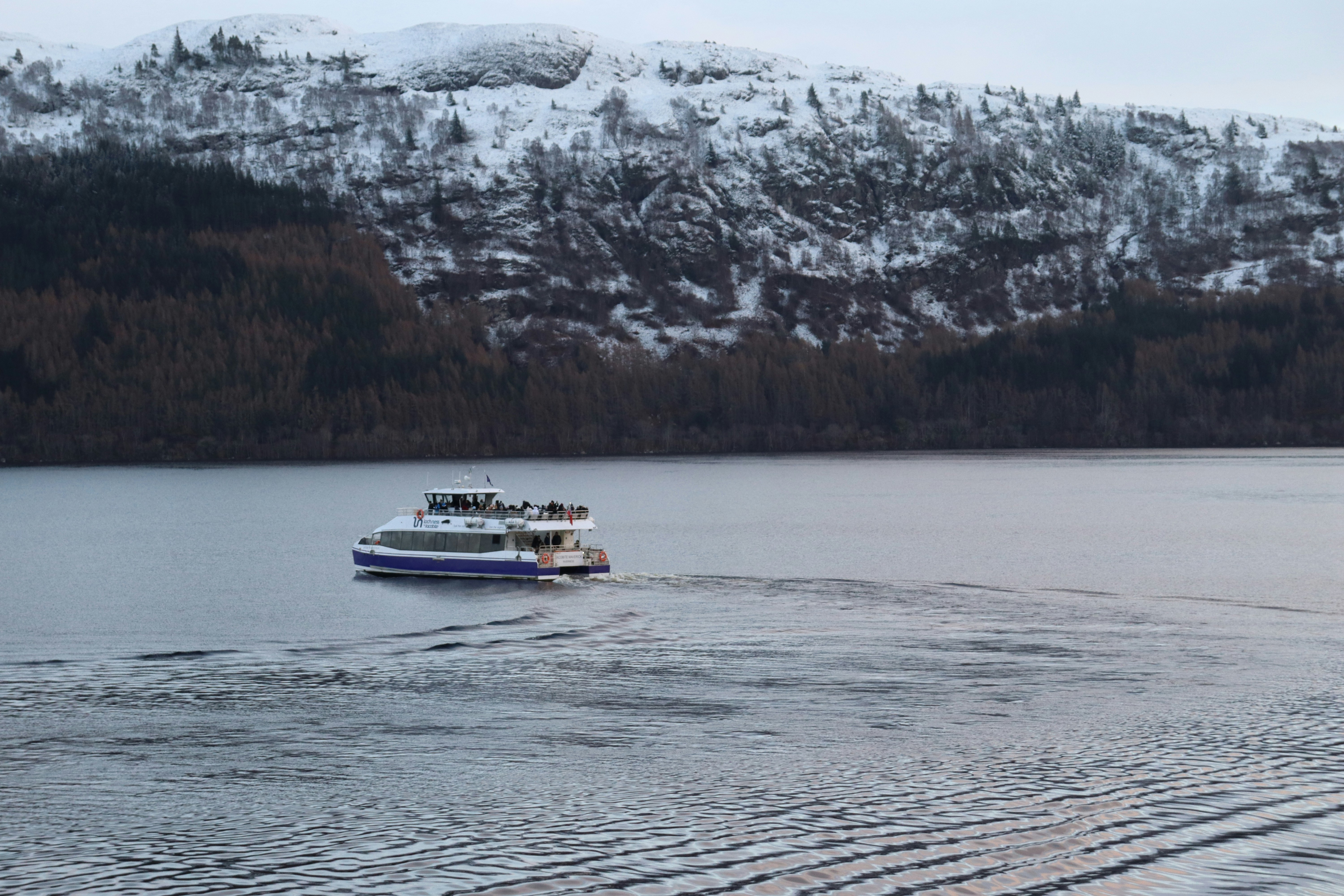 Ein Boot, das über ein großes Gewässer fährt