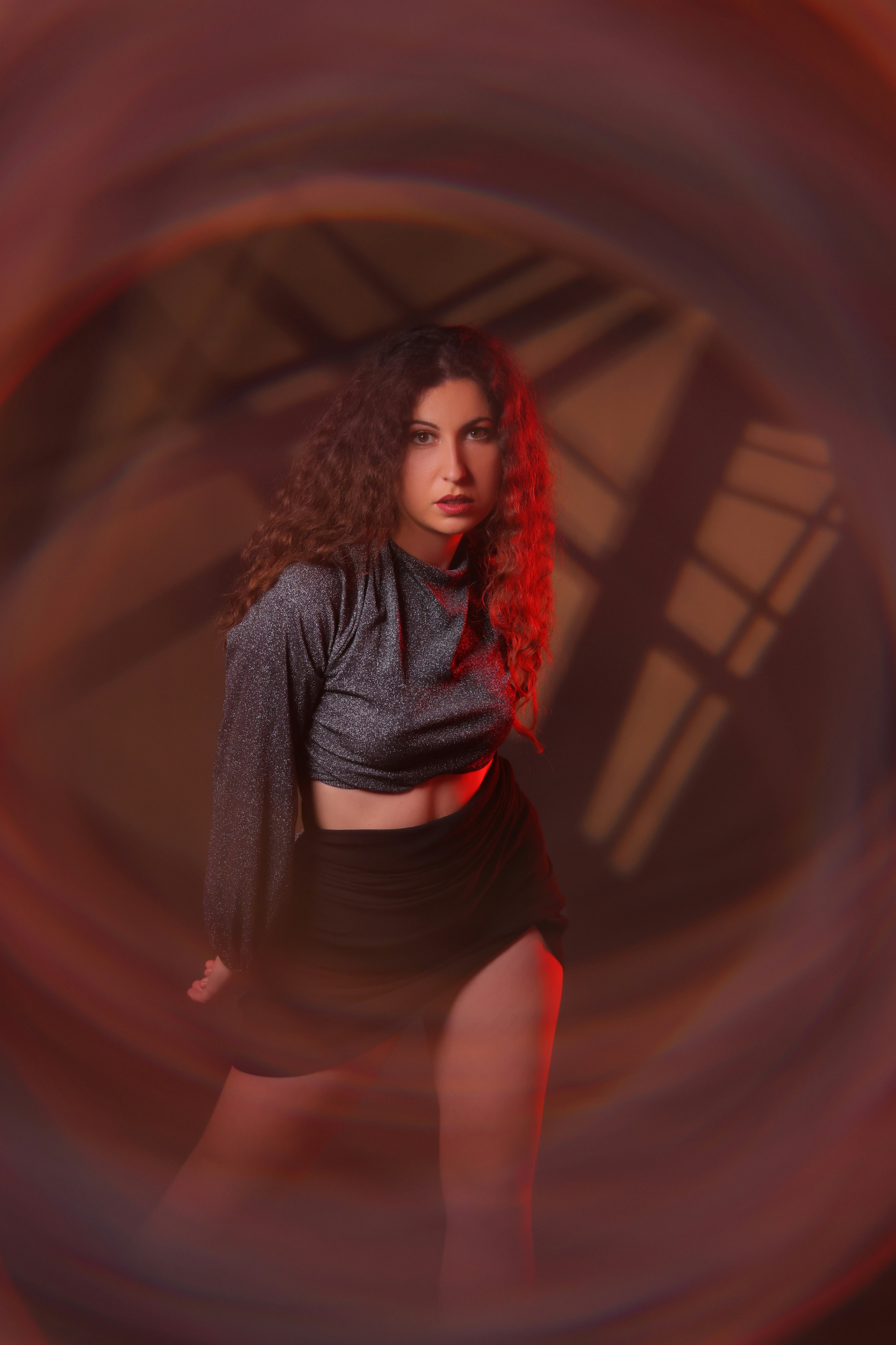Uma mulher com cabelo vermelho longo em pé em um círculo