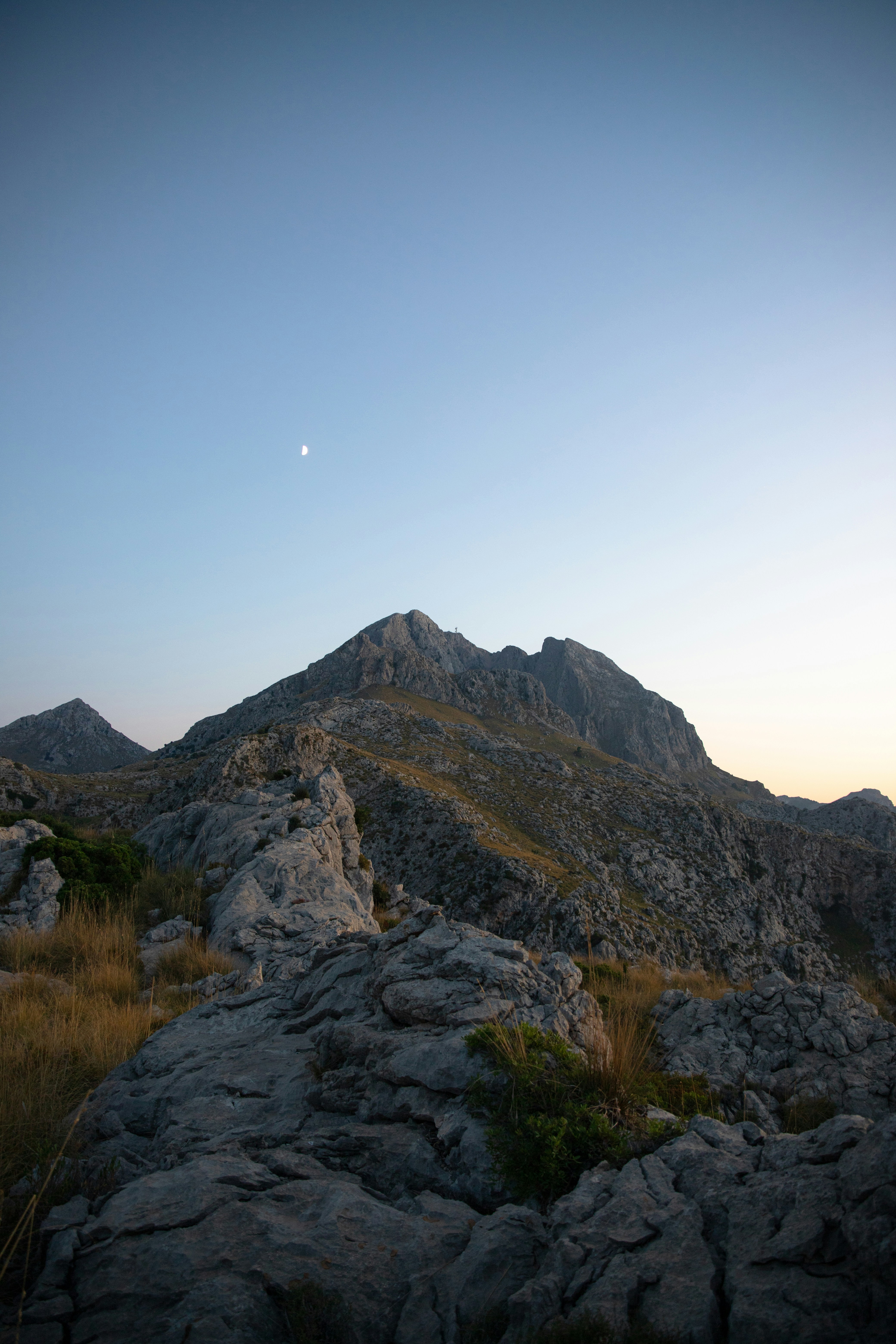 La vista di una montagna con una luna nel cielo