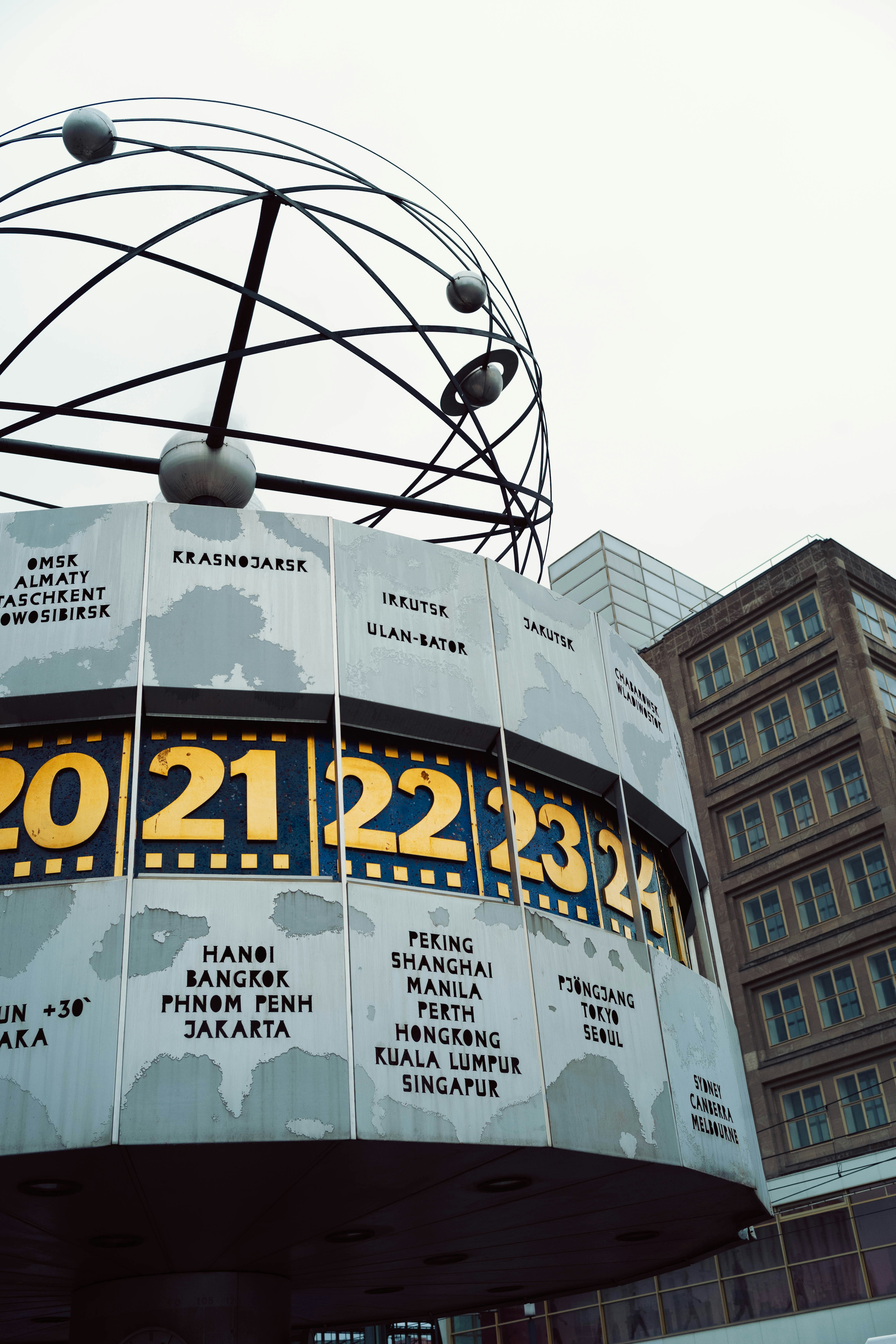 Eine große Metallstruktur mit einer Uhr darauf