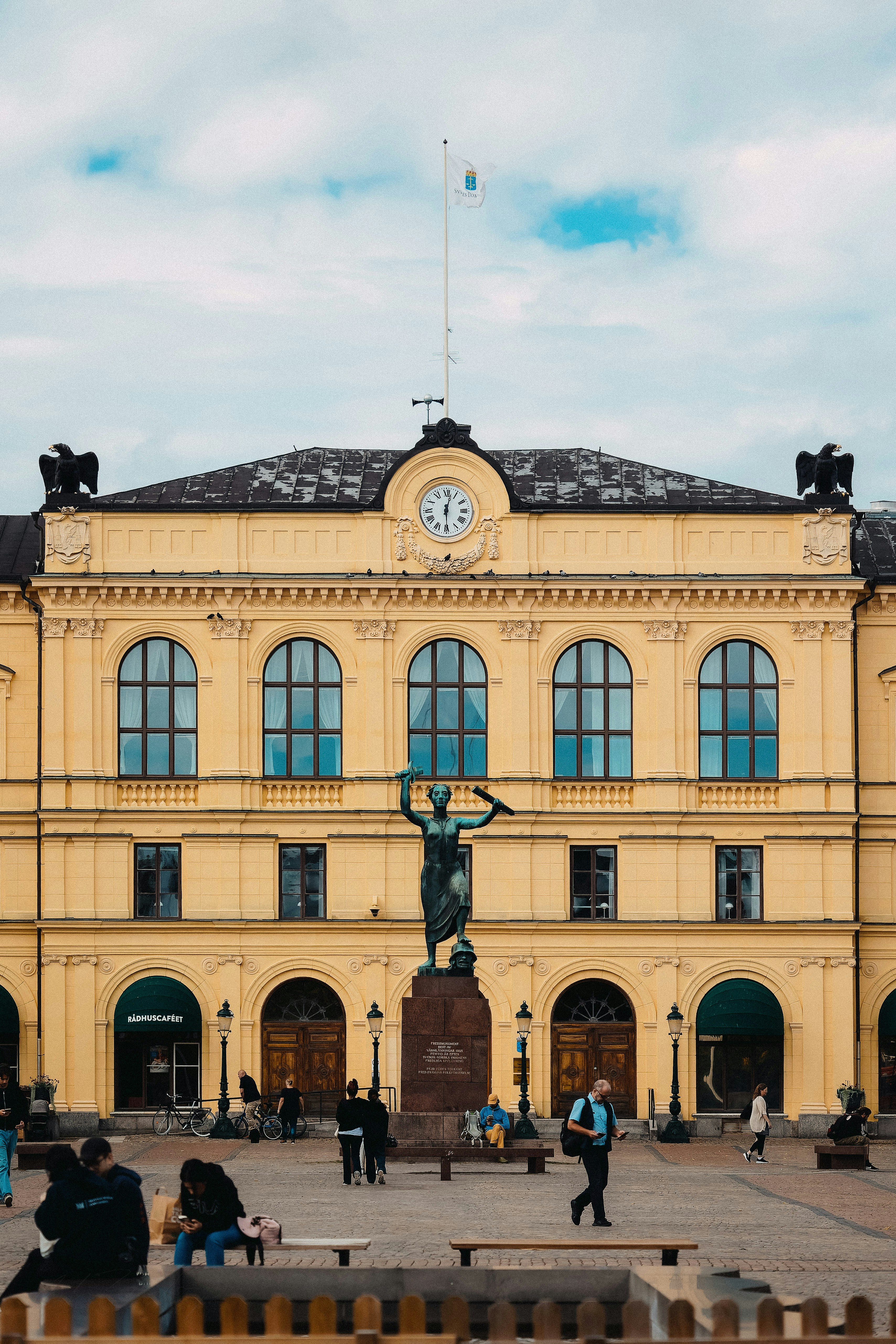 Ein großes Gebäude mit einer Statue davor