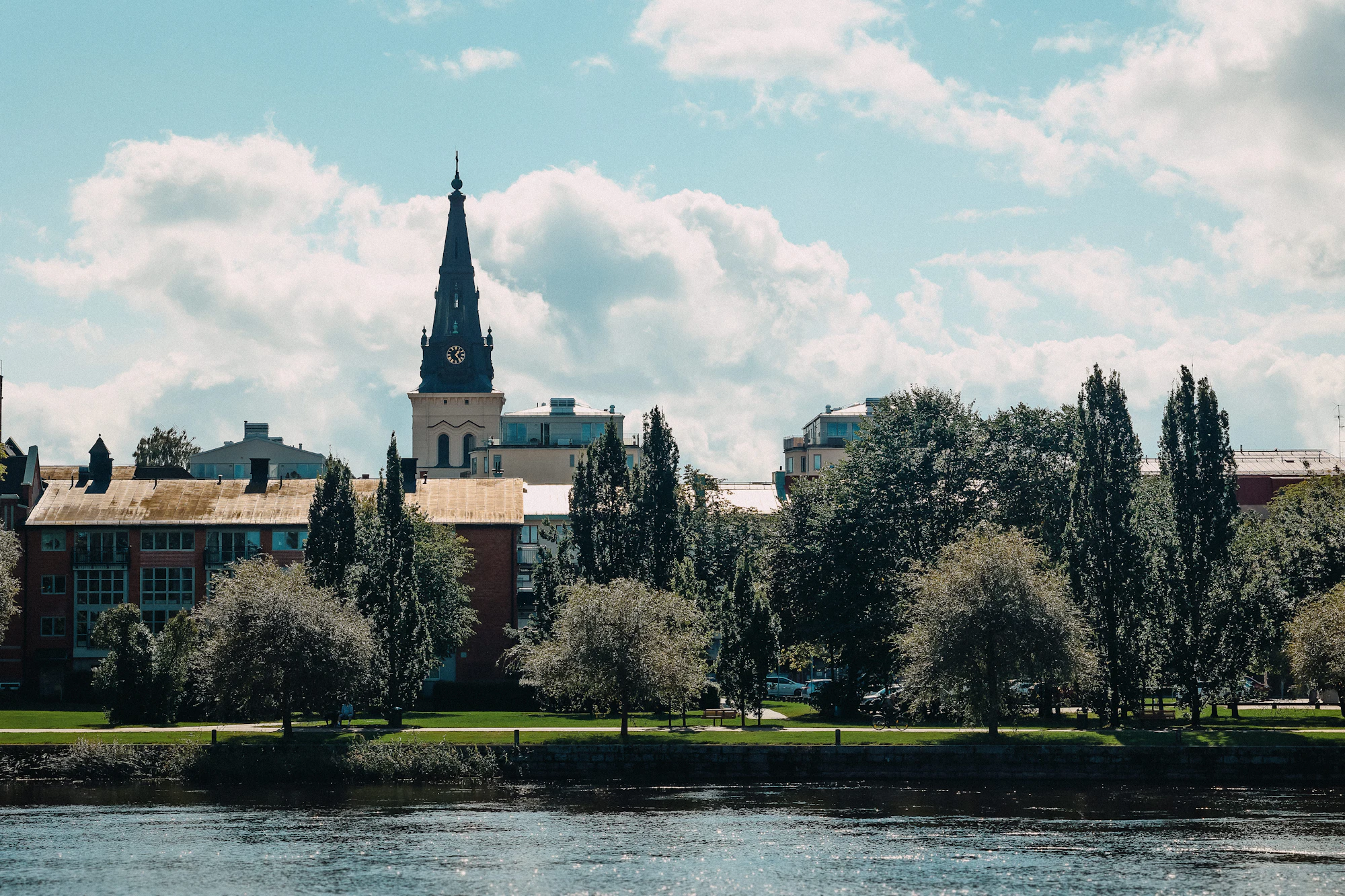 Klarälven med en kyrka i bakgrunden i Karlstad