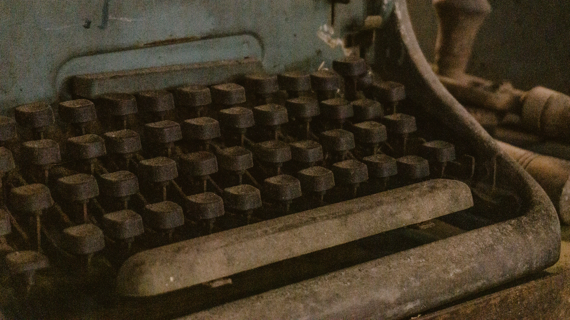 An old typewriter sitting on top of a wooden table