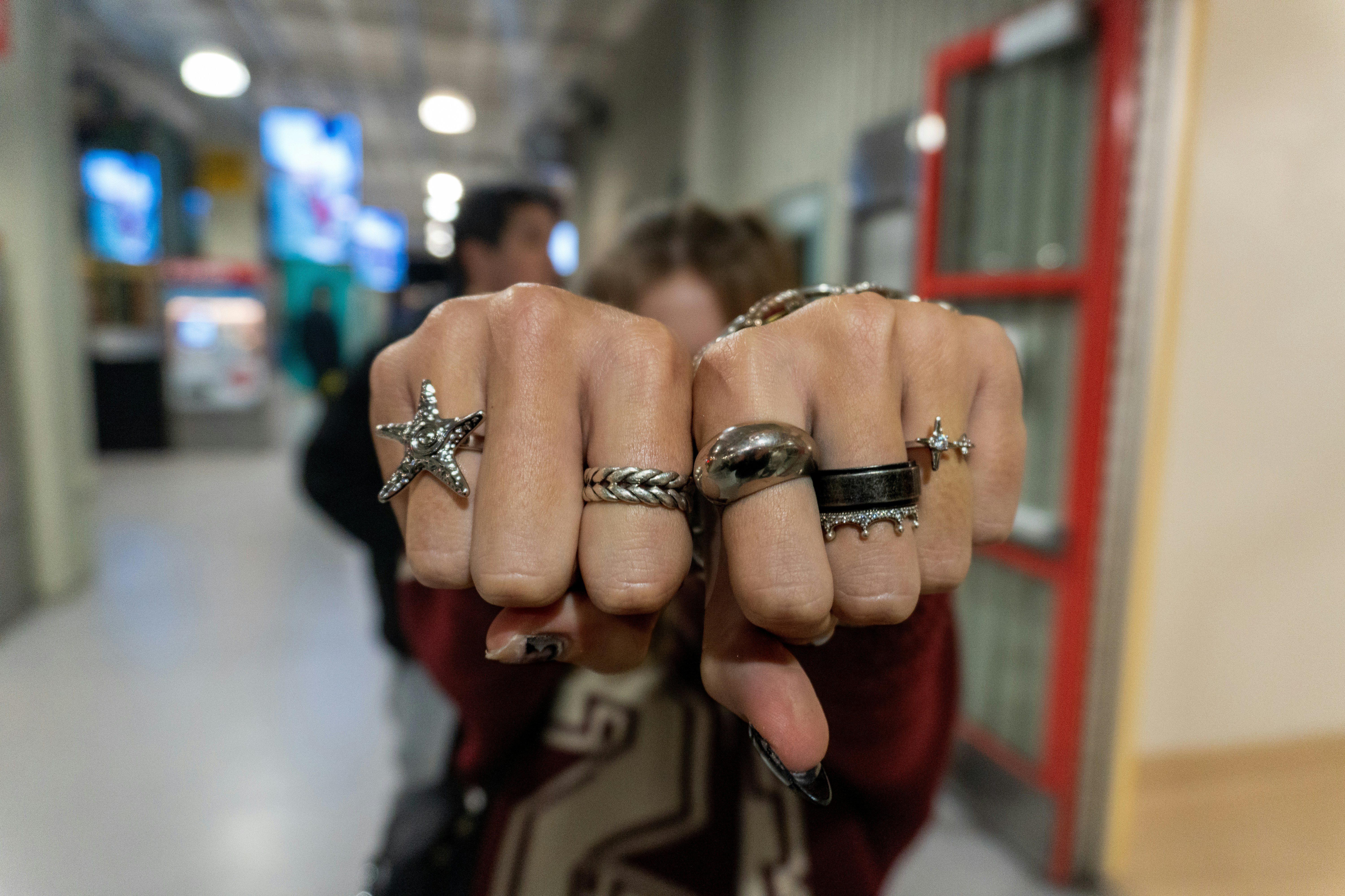 Una persona levantando dos dedos en el aire