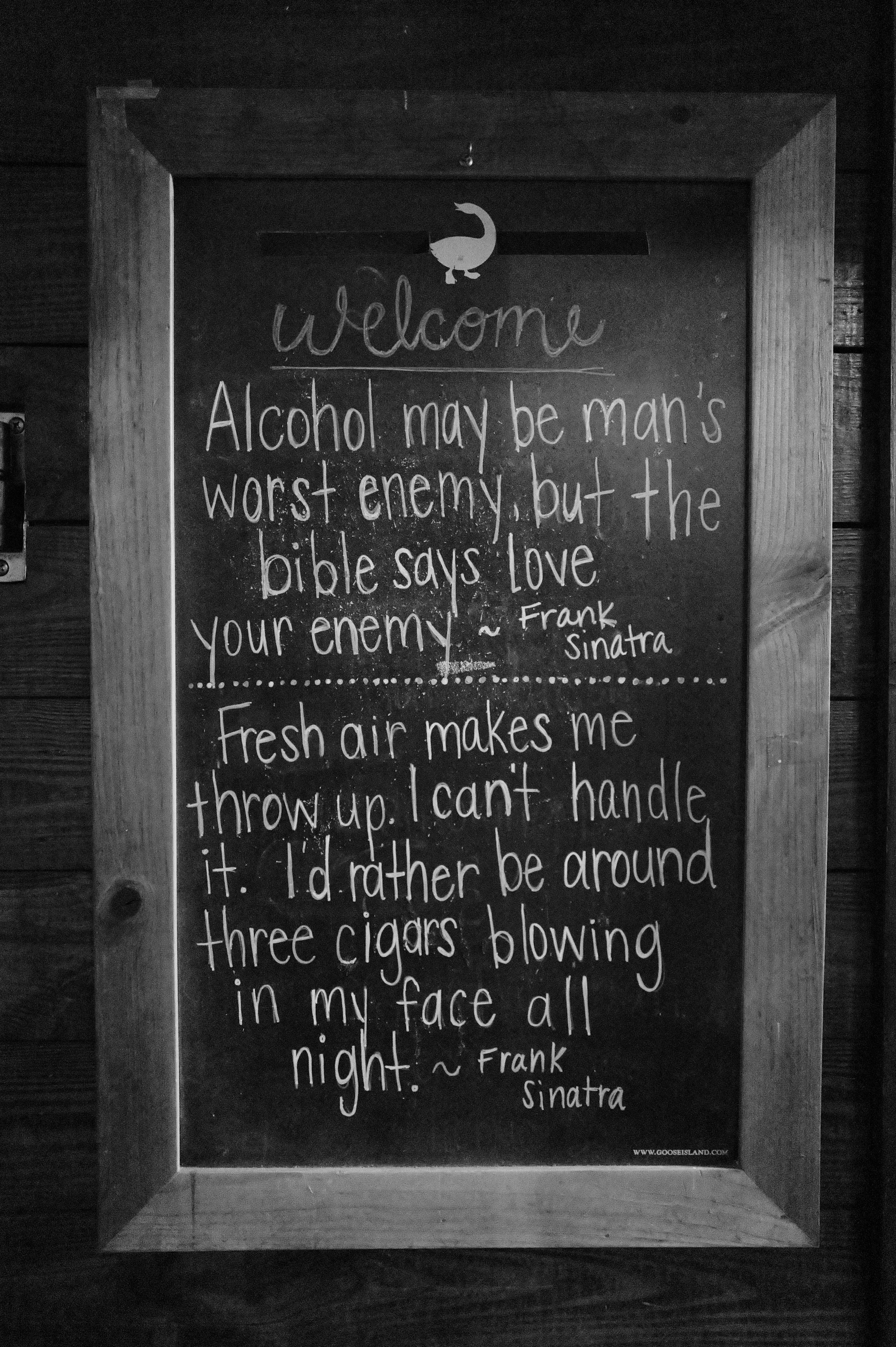 Una foto in bianco e nero di un cartello di benvenuto