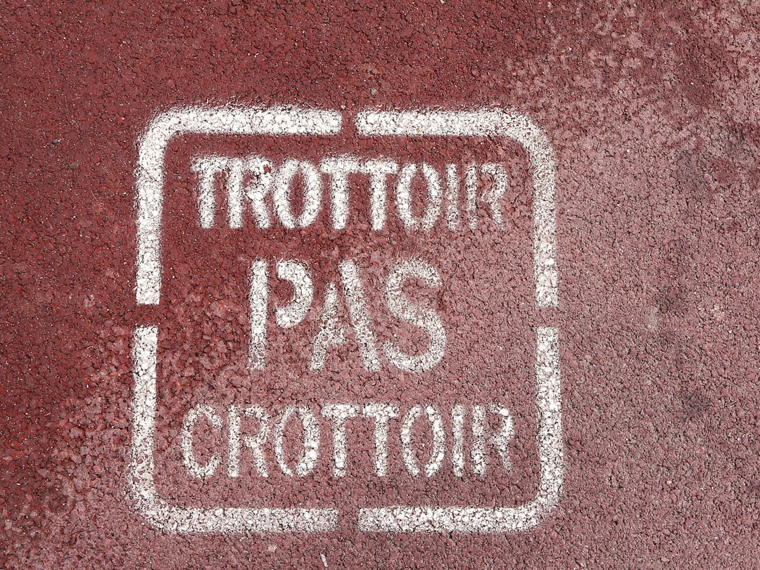 A close up of a street sign on a sidewalk, Petit rappel