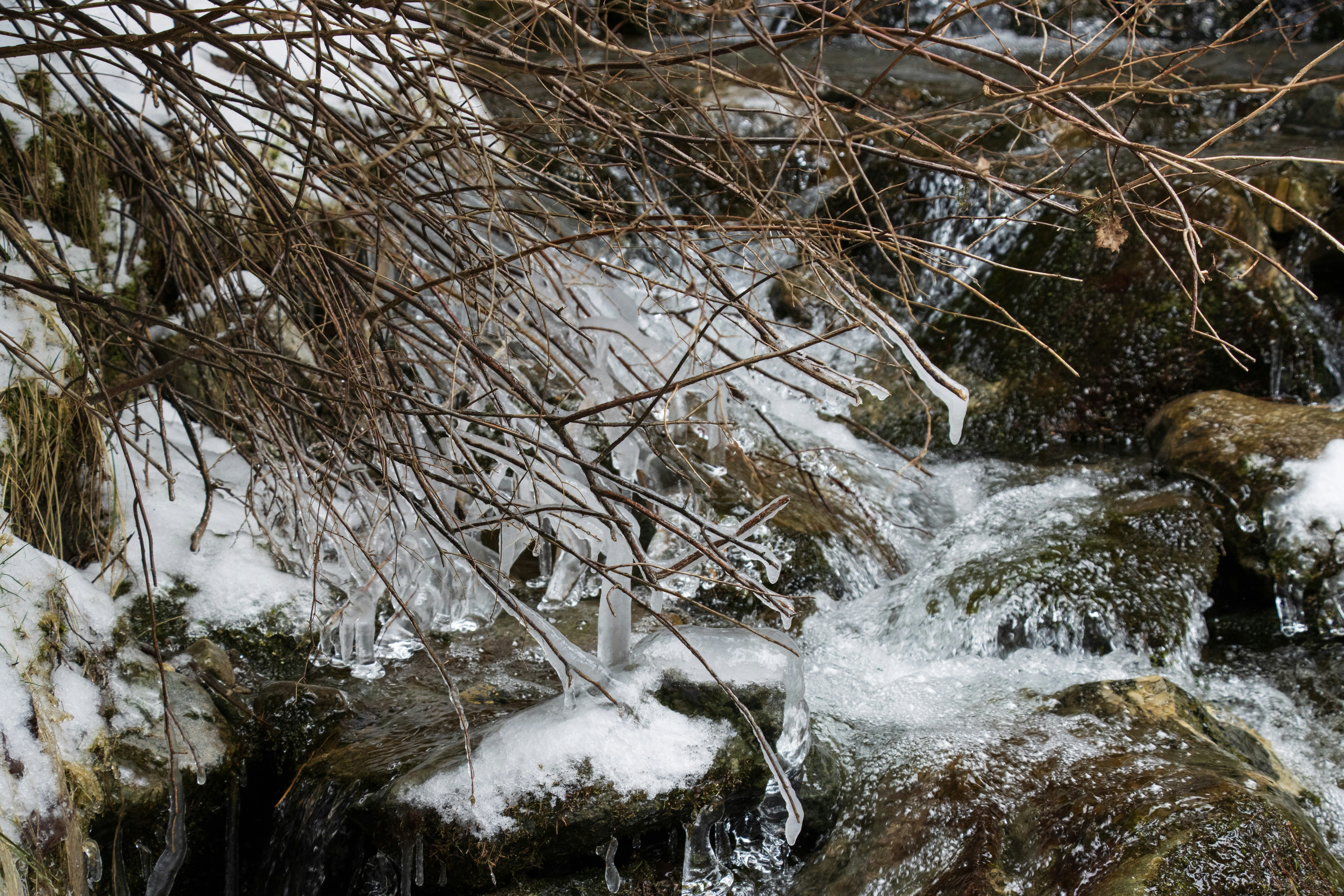 Un chorro de agua que corre sobre rocas cubiertas de nieve foto – Imagen de  Invierno gratuita en Unsplash, image size:3000x2000