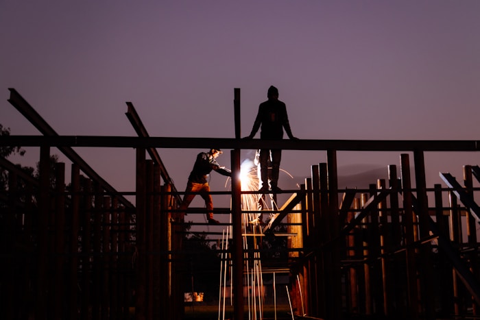 Artisan sur structure métallique — corps de métier bâtiment BTP