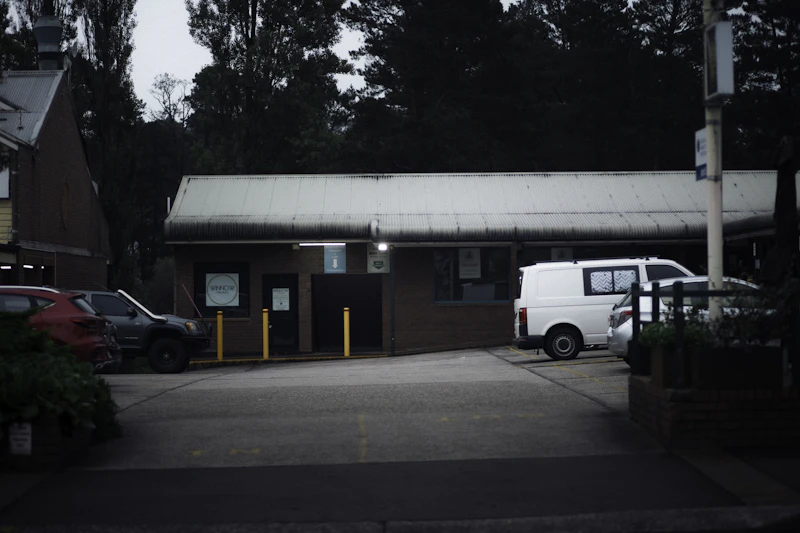 Camionnette d'intervention garée devant un batiment pour depannage plomberie