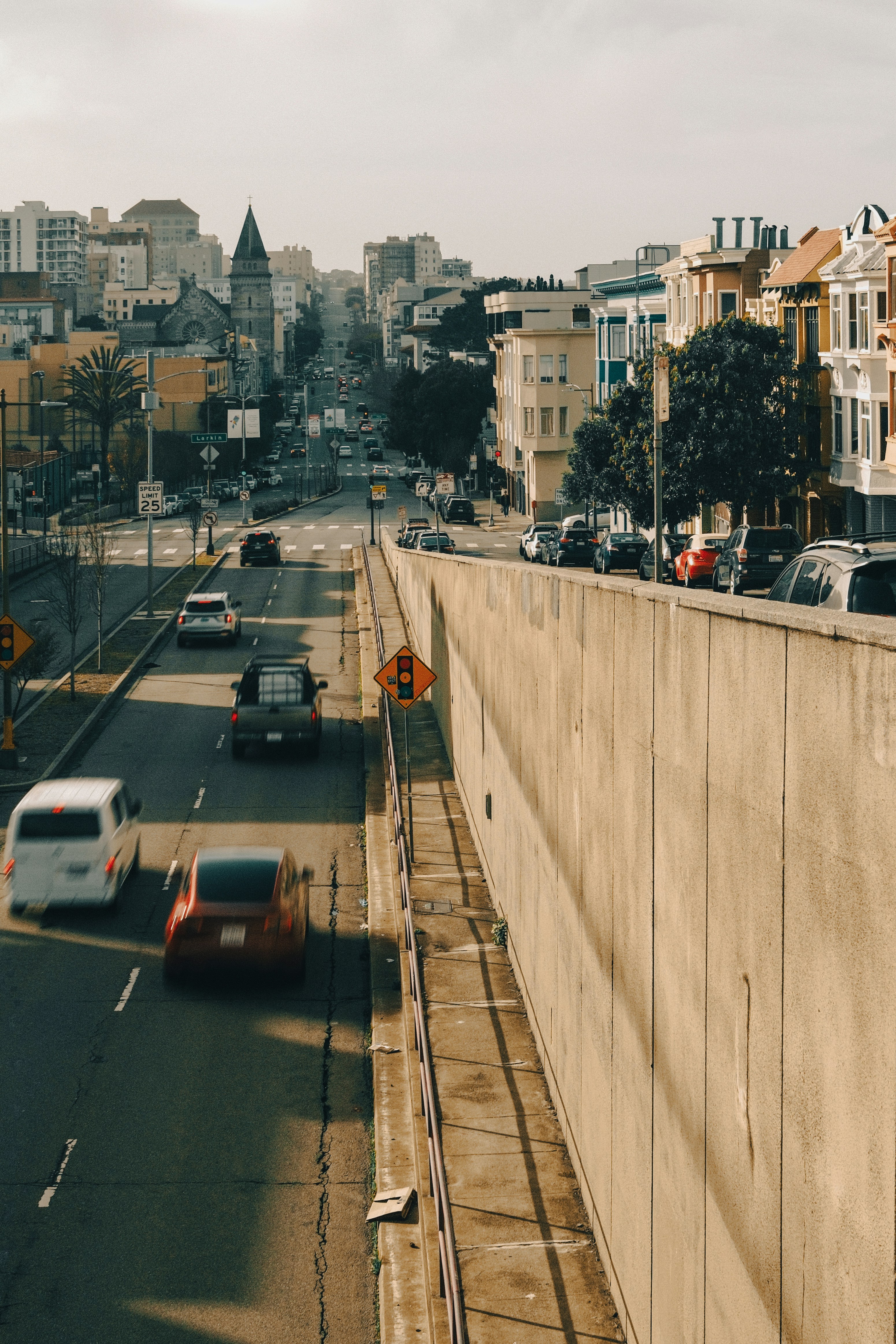 Eine Straße voller Verkehr in der Stadt
