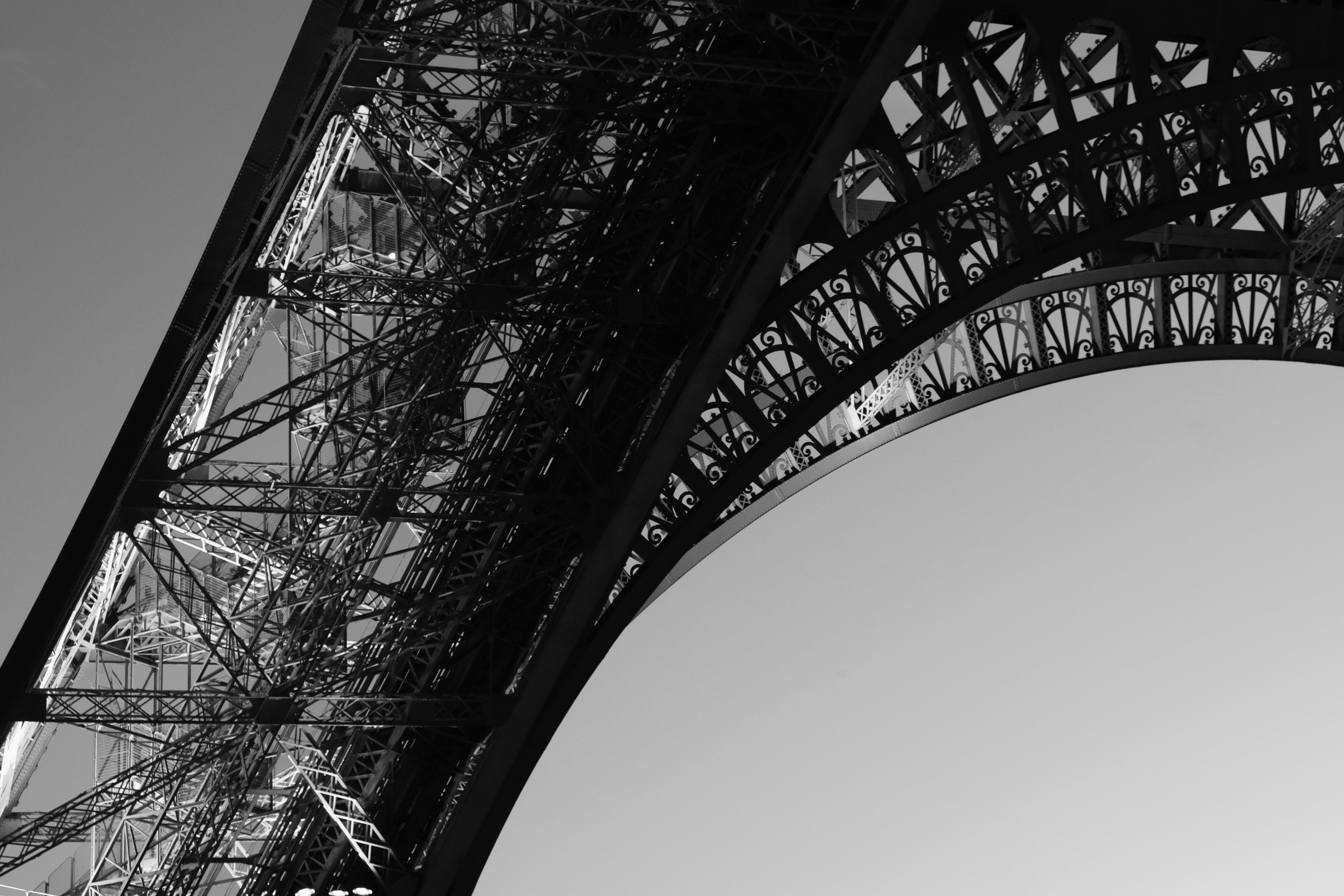 エッフェル塔の白黒写真