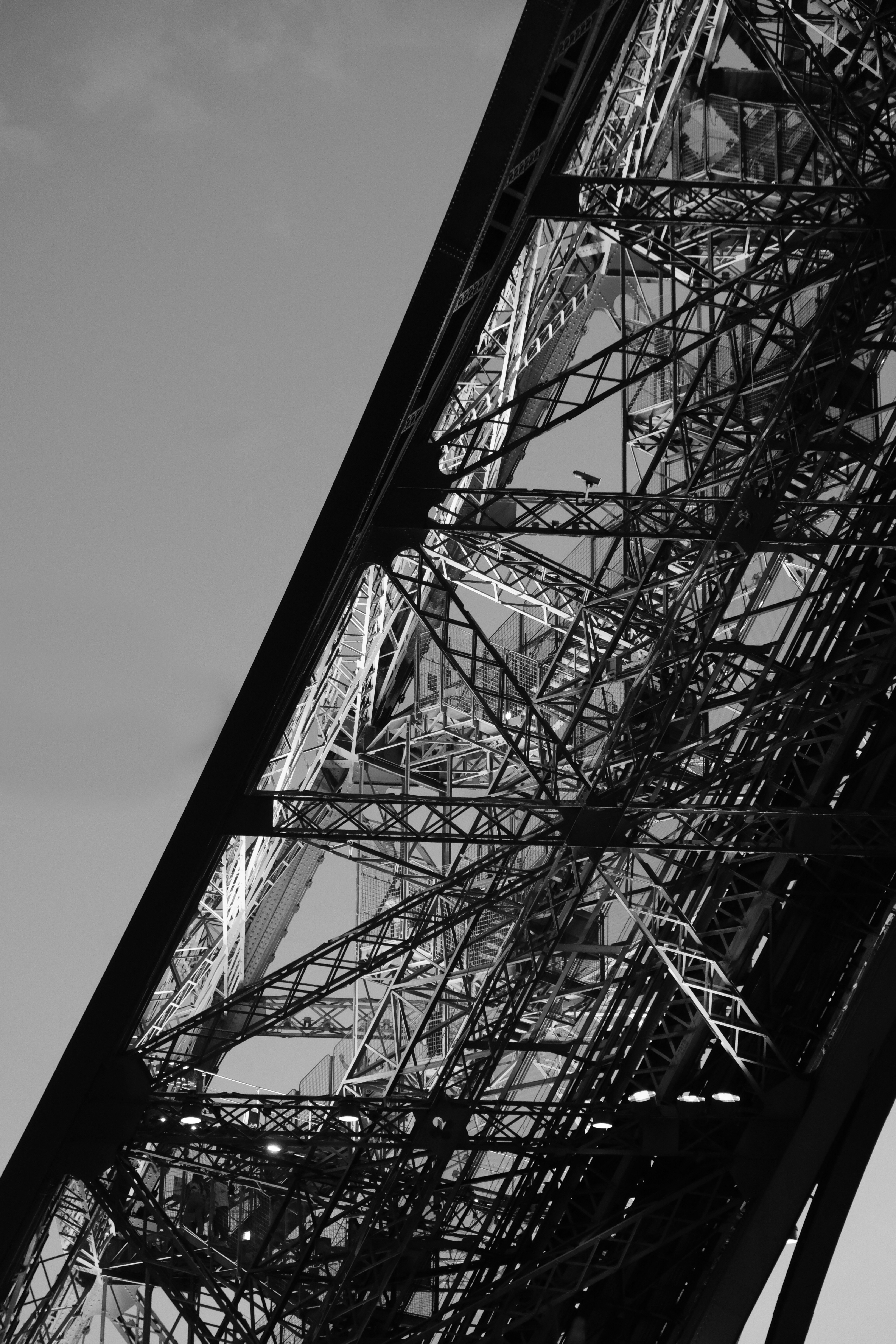 エッフェル塔の白黒写真