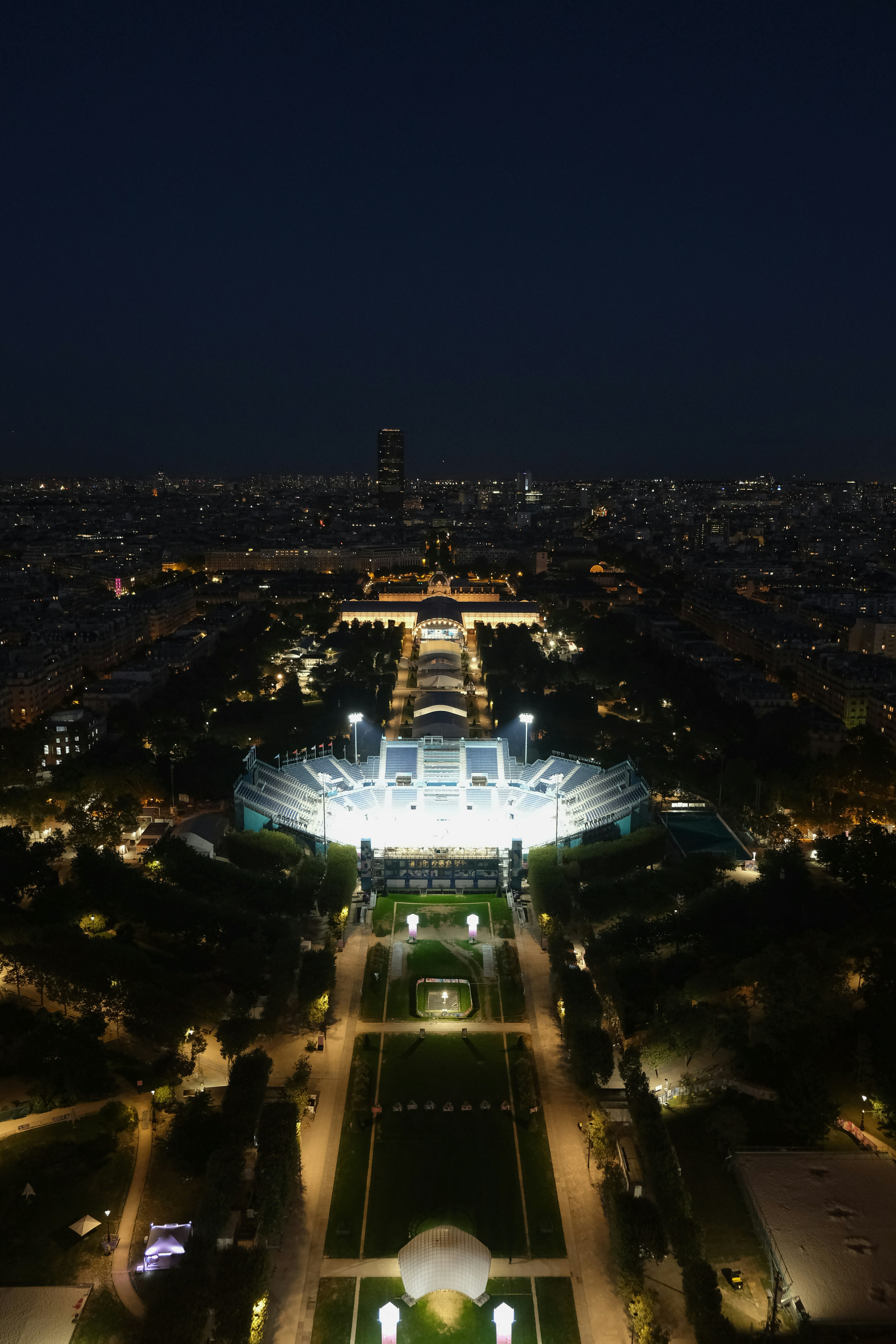 夜のエッフェル塔の空中写真
