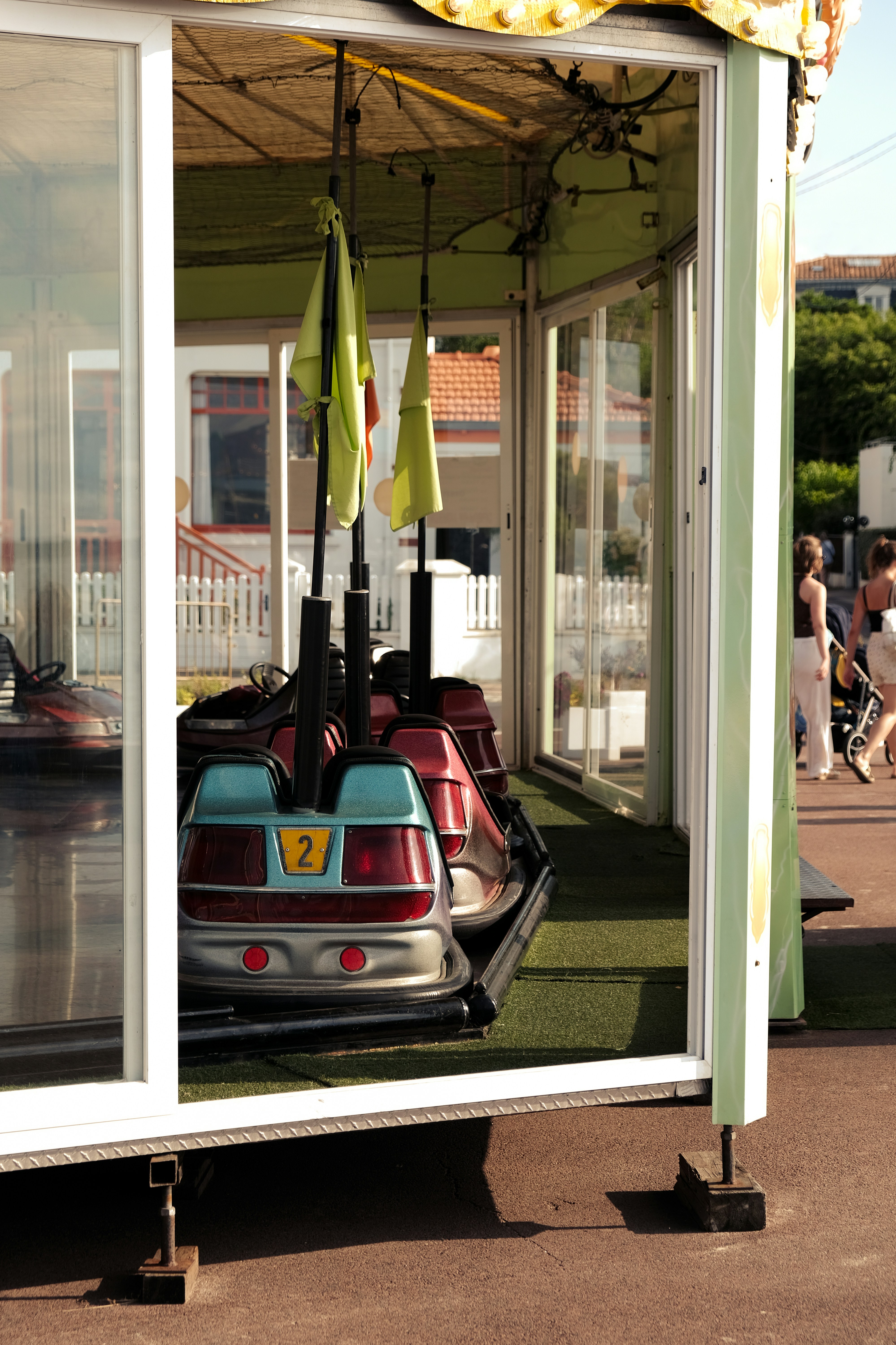 トレーラーには数台の車が停まっています