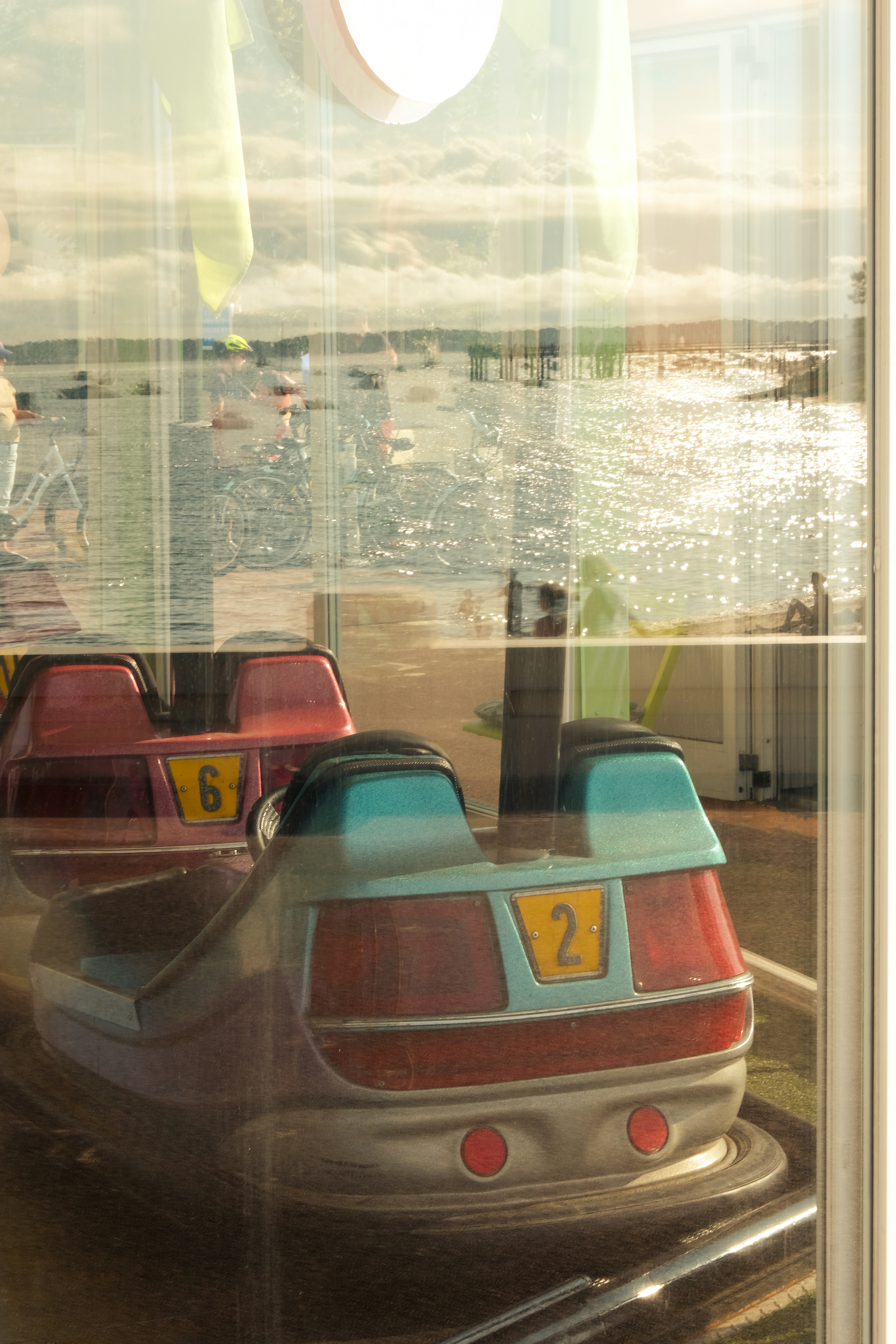窓にあるバンパーカーの数台